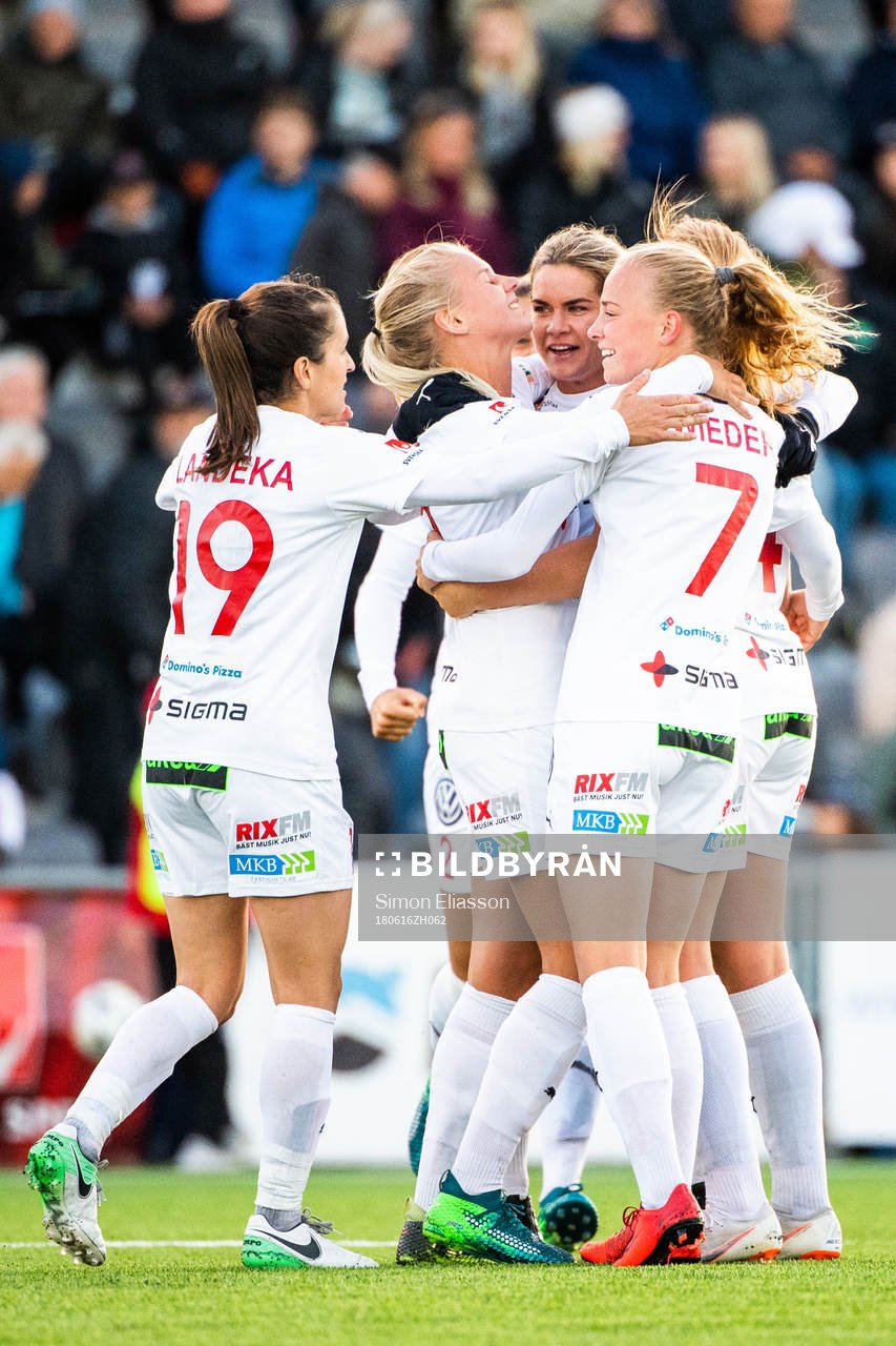 Rosengård jublar efter fotbollsmatchen i Damallsvenskan mellan Piteå och Rosengård den 16 juni 2018 i Kiruna.