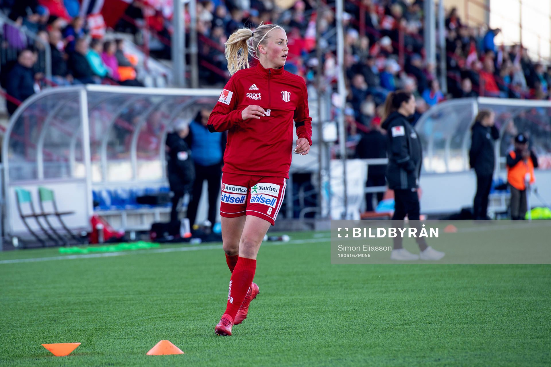 Piteås Julia Karlenäs värmer upp