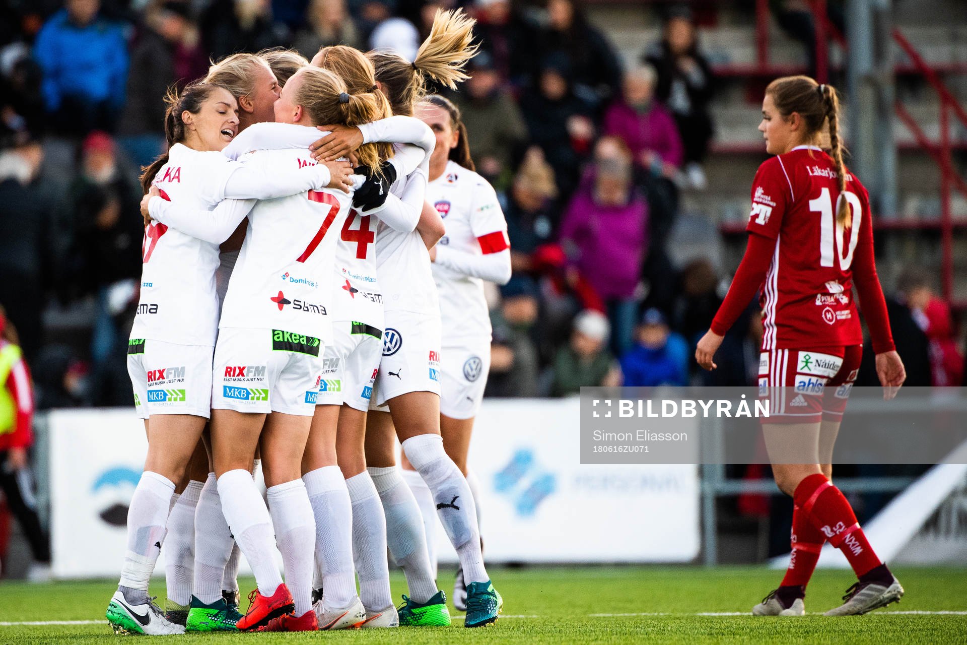 Rosengårds spelare jublar och Piteås Andrea Norheim deppar