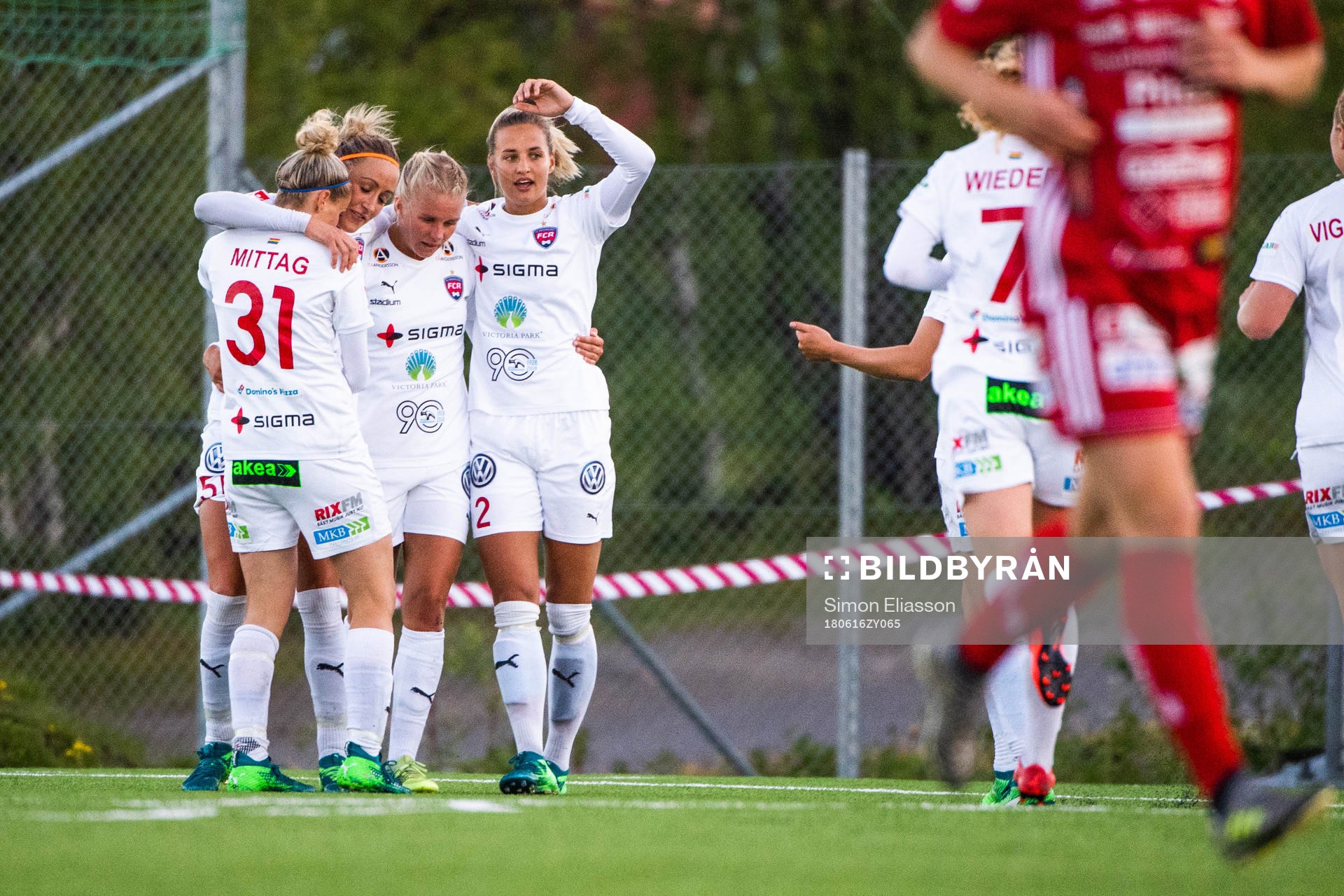 Rosengård jublar efter 0-1 av Sanne Troelsgaard Nielsen under fotbollsmatchen i Damallsvenskan mellan Piteå och Rosengård den 16 juni 2018 i Kiruna.