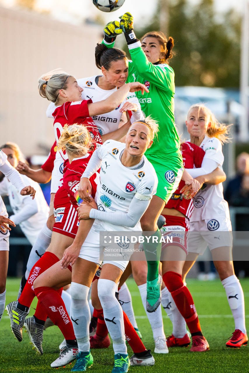 Rosengårds målvakt Zecira Musovic boxar bollen