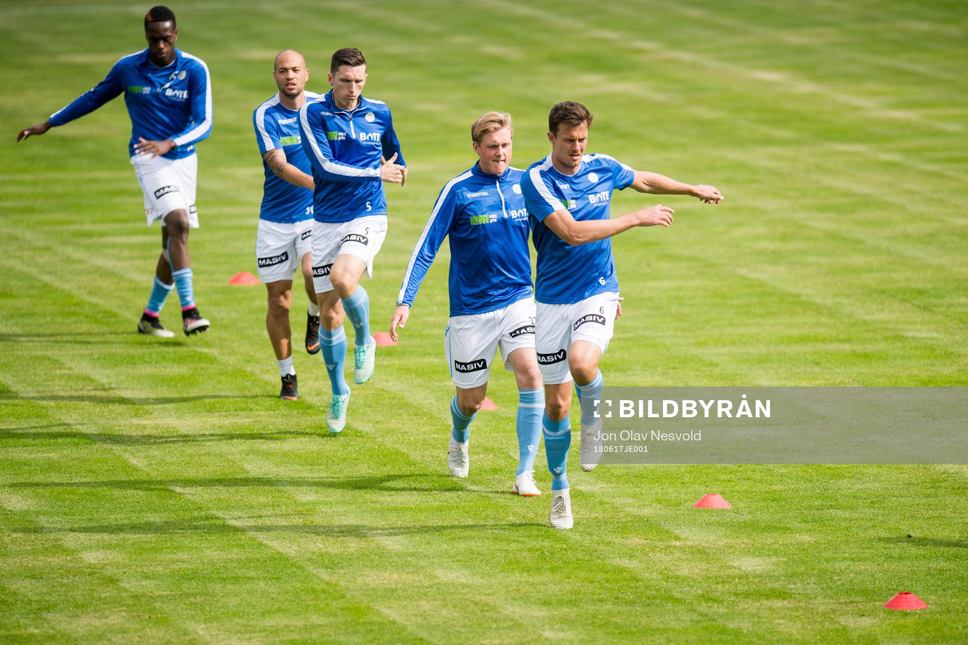 Niels Vorthoren and the players of Sandnes Ulf