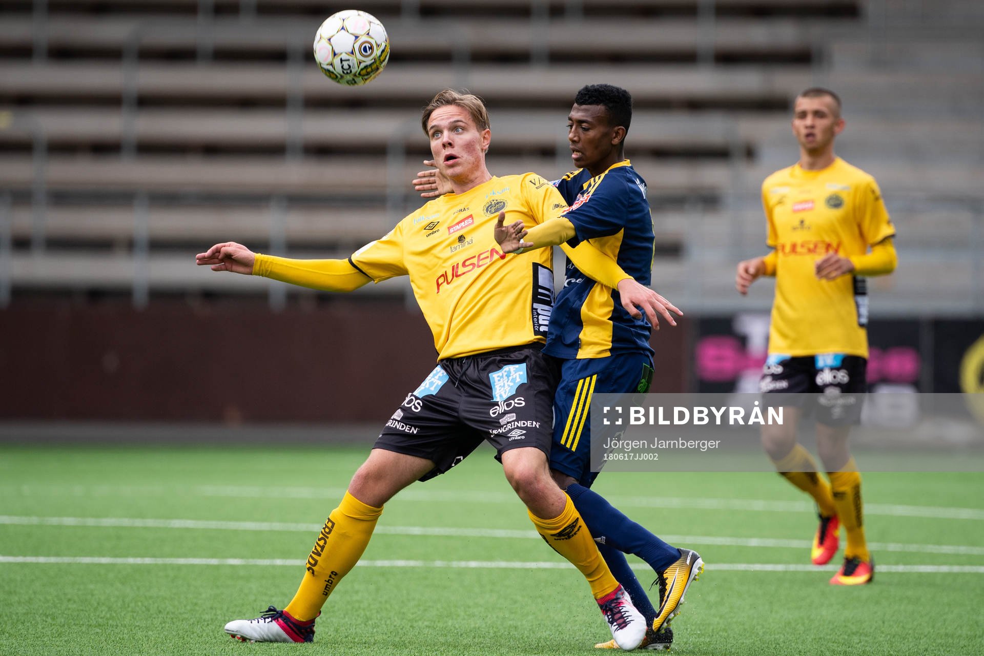 Elfsborgs Marcus Ejerblad och Ängelholms Josef Getachew under fotbollsmatchen i U19 Allsvenskan mellan Elfsborg och Ängelholm den 17 juni 2018 i Borås.