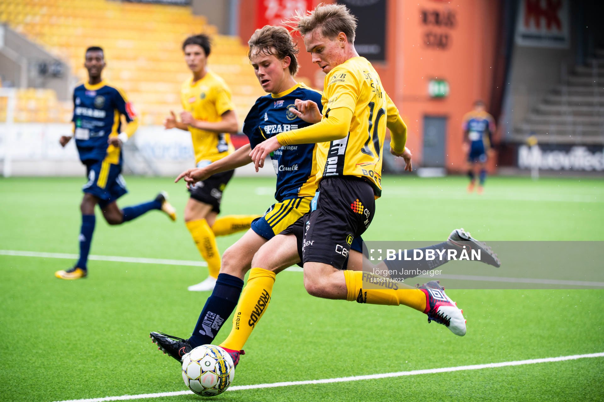 Elfsborgs Marcus Ejerblad och Ängelholms spelare under fotbollsmatchen i U19 Allsvenskan mellan Elfsborg och Ängelholm den 17 juni 2018 i Borås.