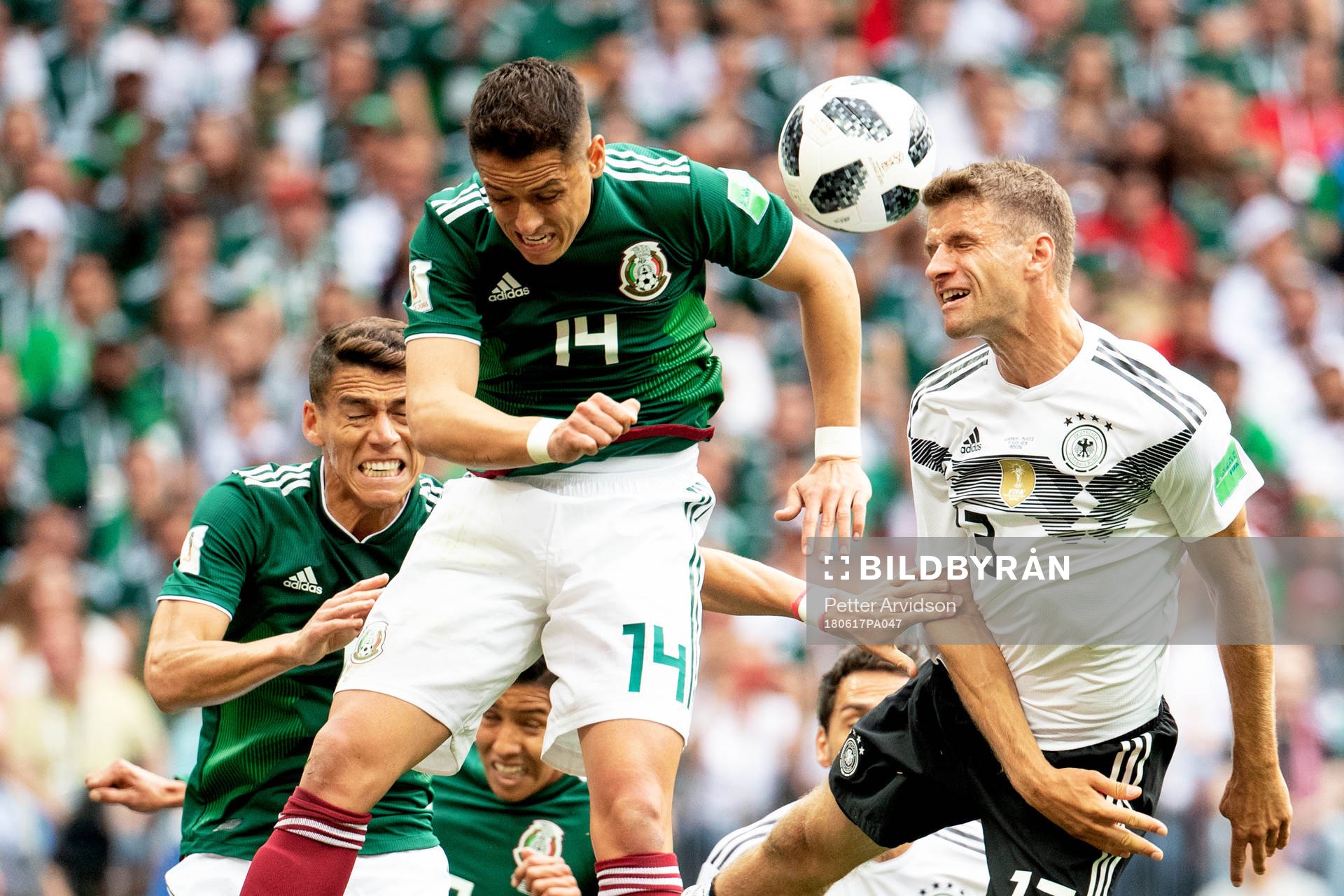 Javier Hernandez of Mexico and Thomas Müller of Germany