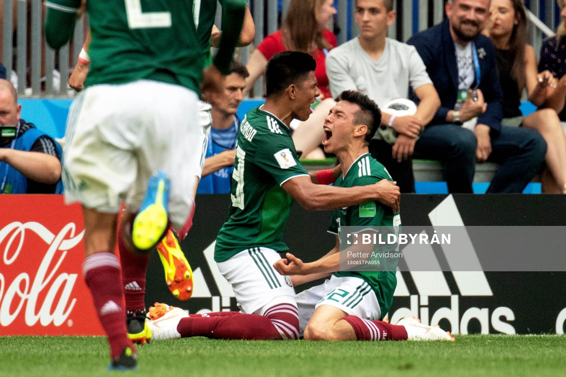 Hirving Lozano celebrates with his teammates