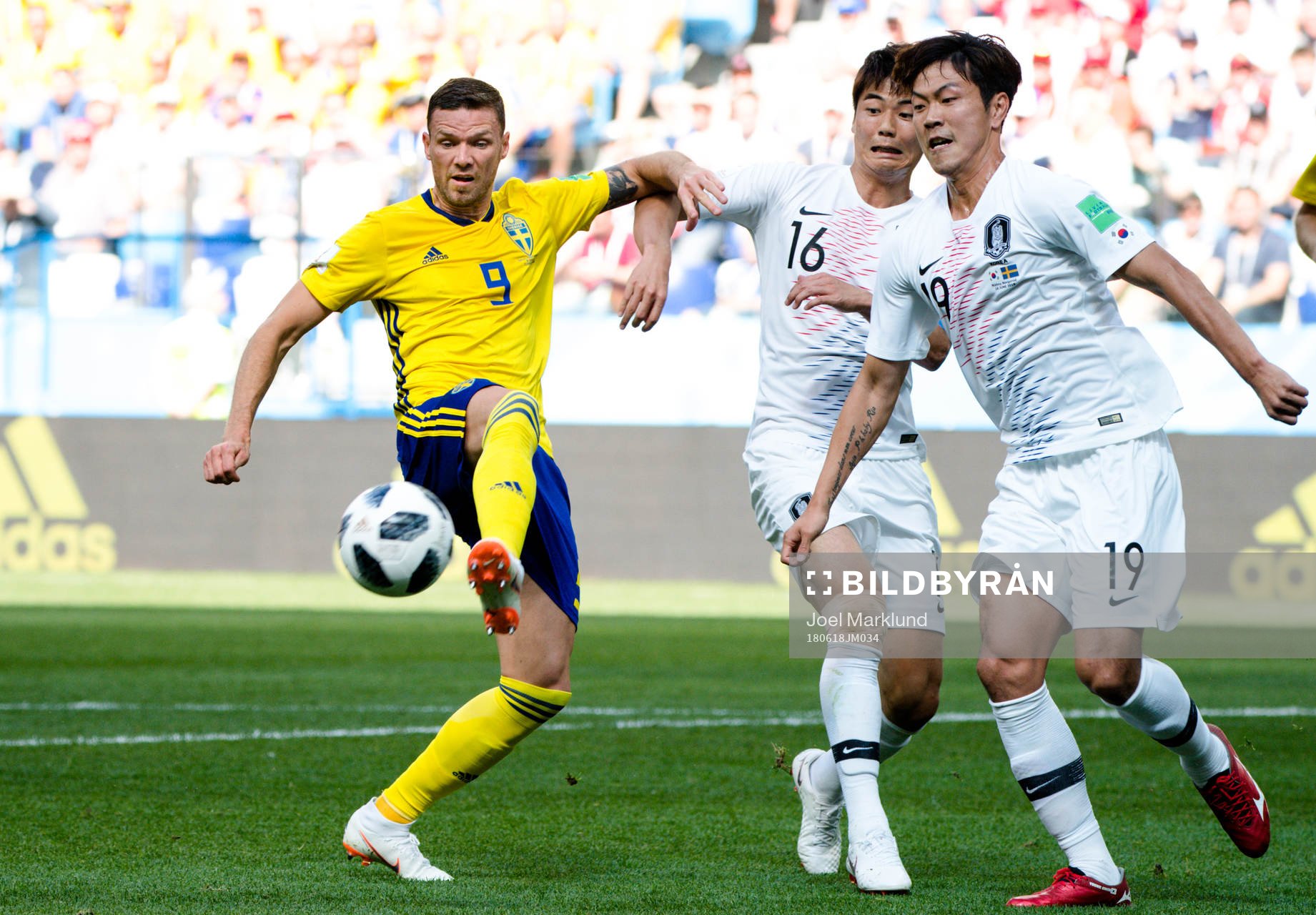Marcus Berg of Sweden against Sungyueng Ki and Younggwon