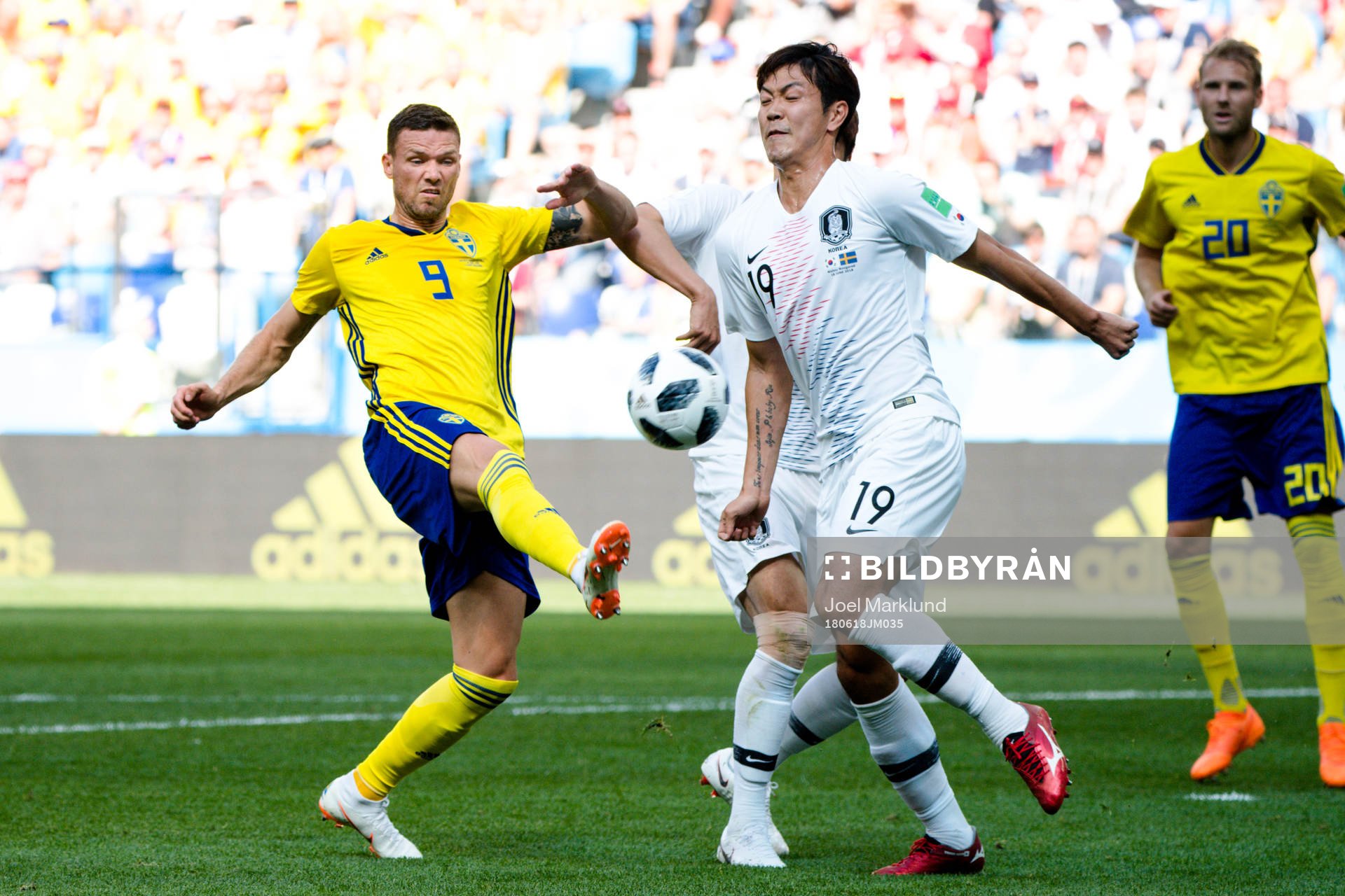 Marcus Berg of Sweden against Sungyueng Ki and Younggwon