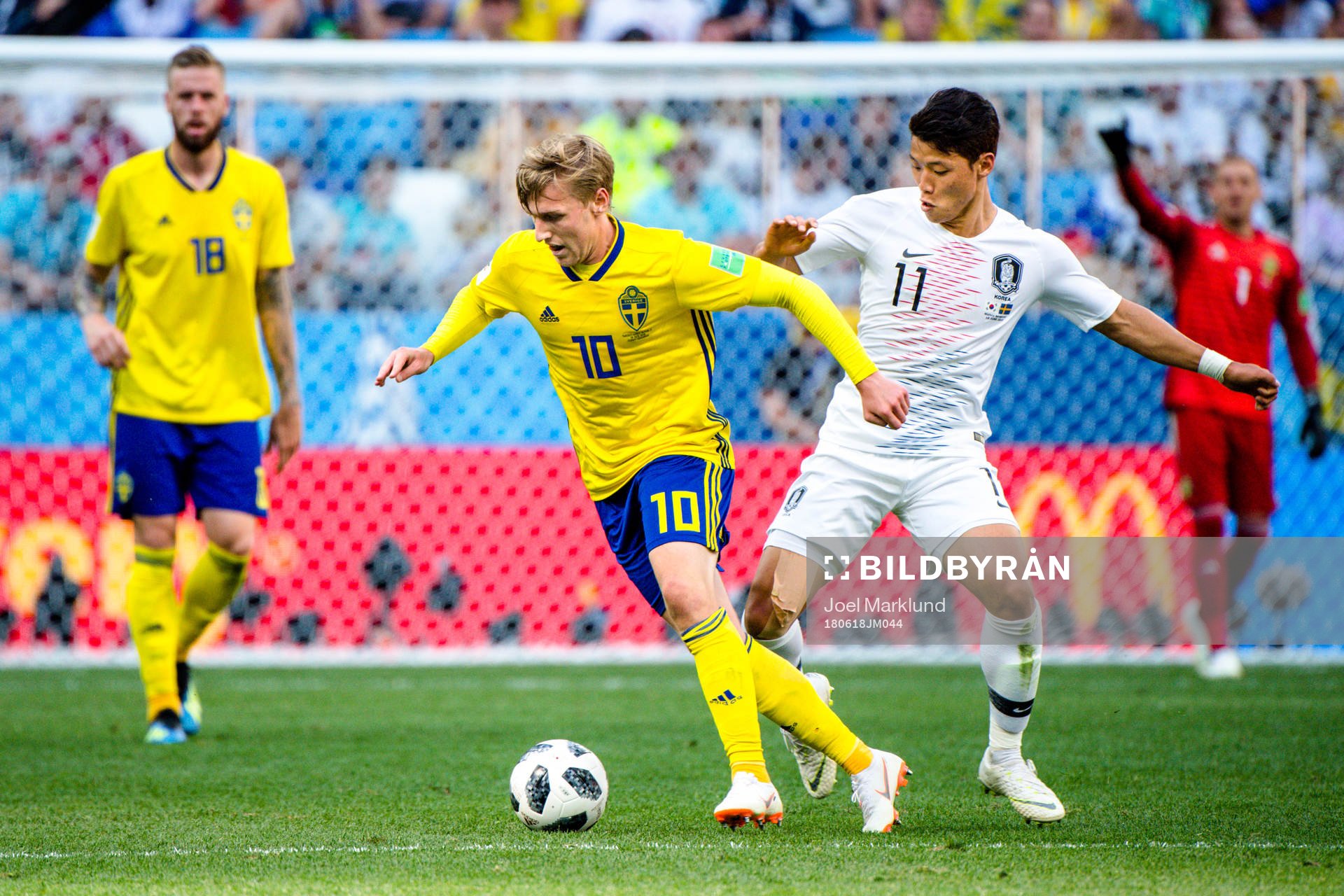 Emil Forsberg of Sweden and Heechan Hwang of South Korea