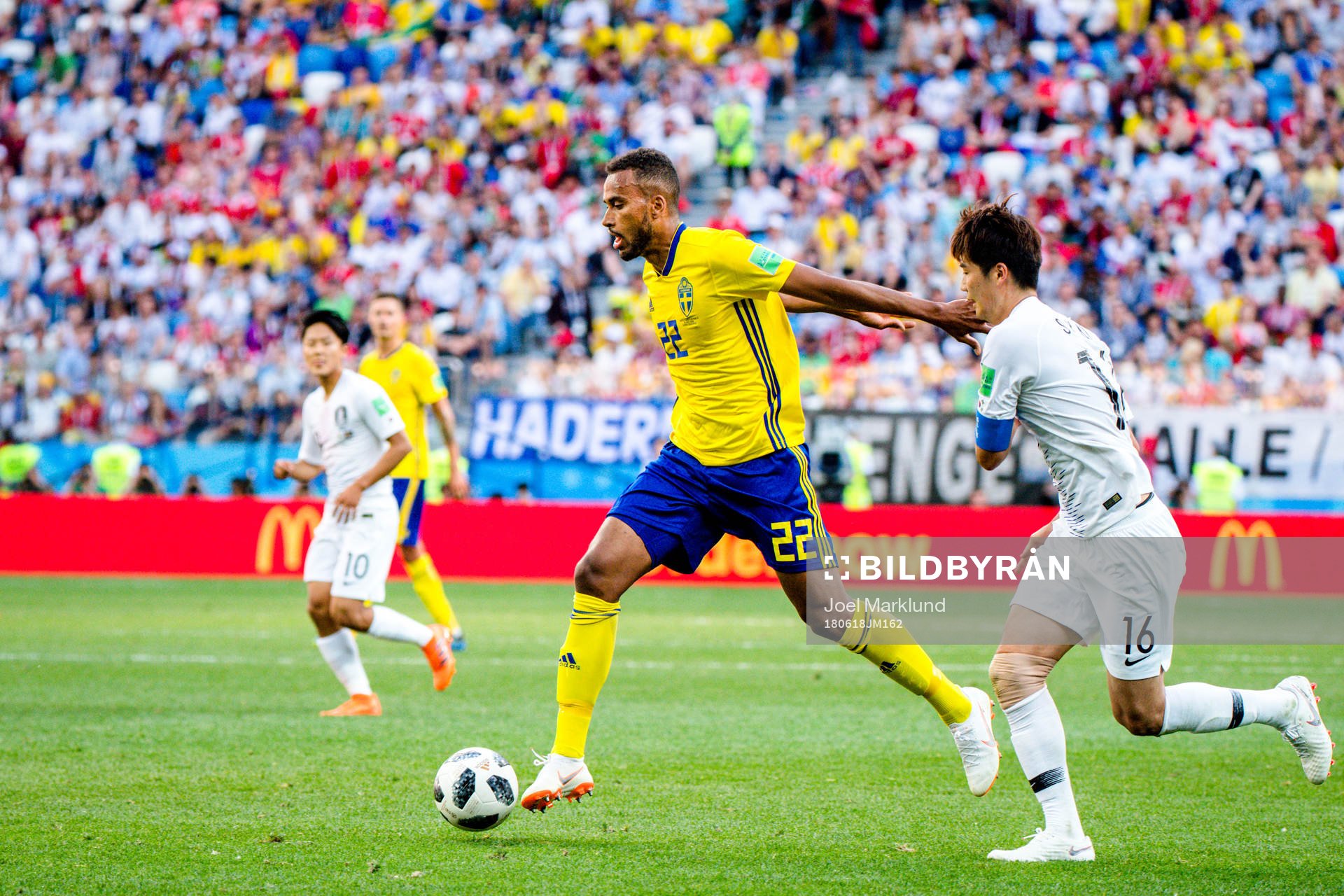 Isaac Kiese Thelin of Sweden and Sungyueng Ki of South Korea