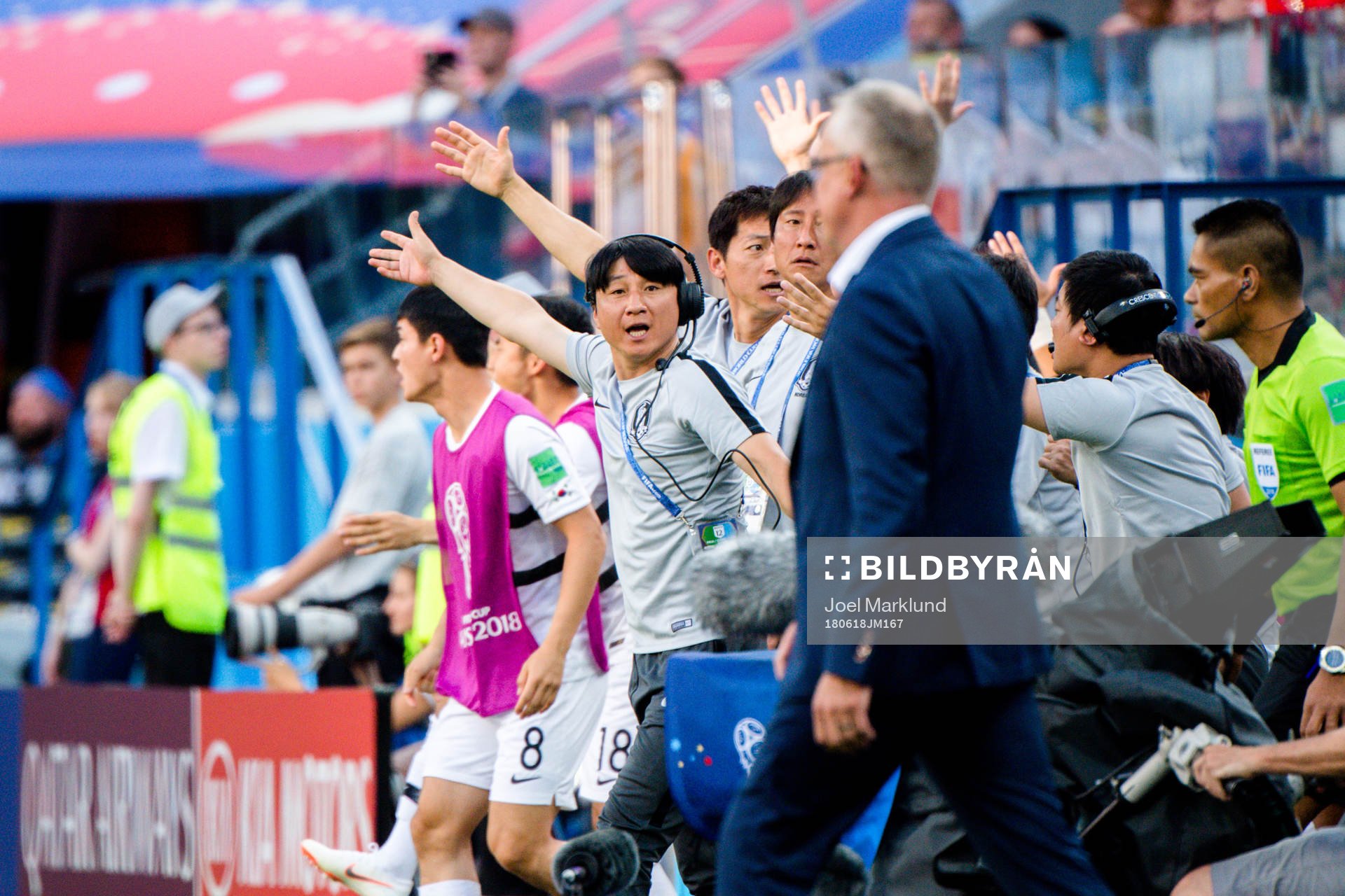 Players and staff of South Korea reacts