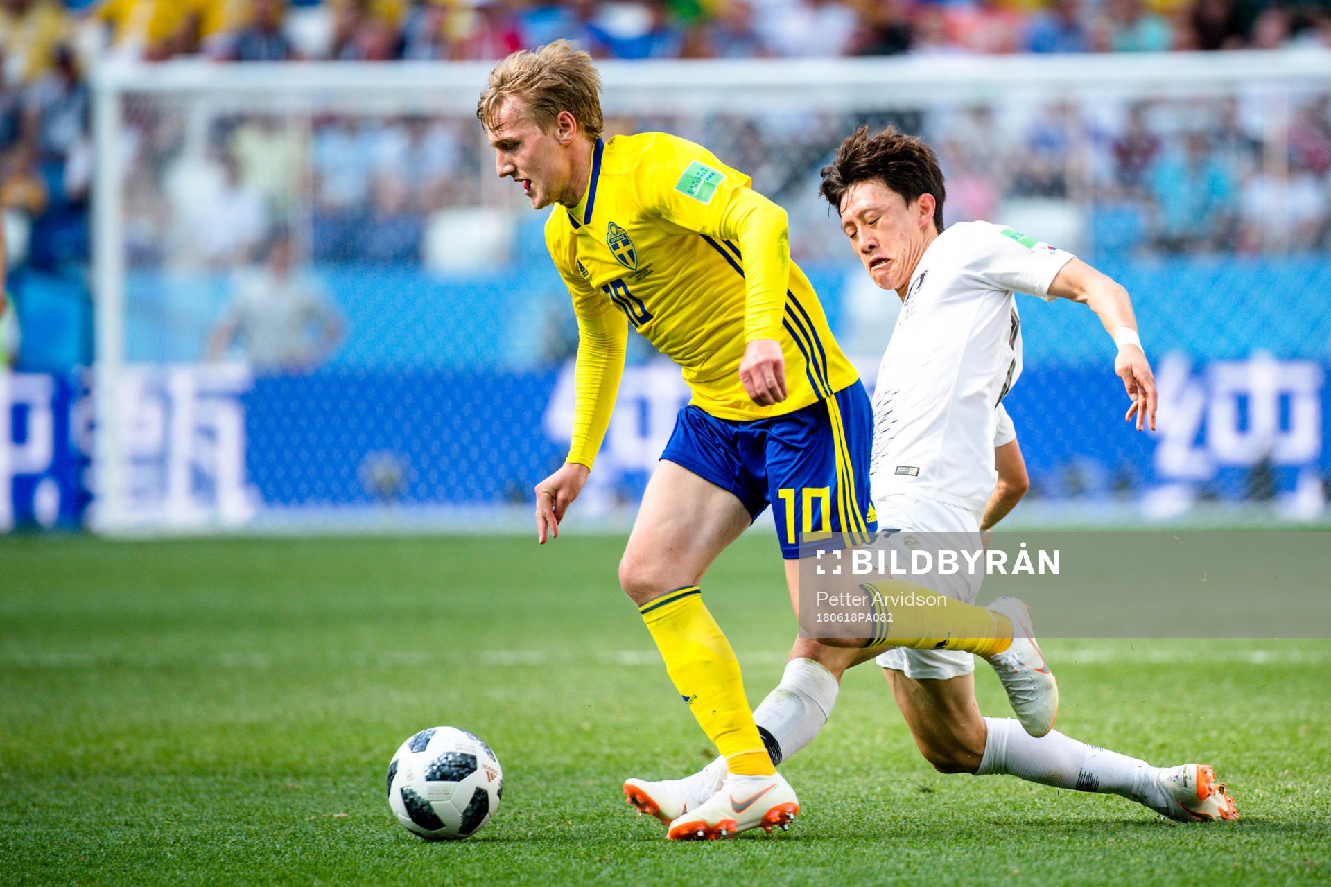 Emil Forsberg of Sweden and Jaesung Lee of South Korea