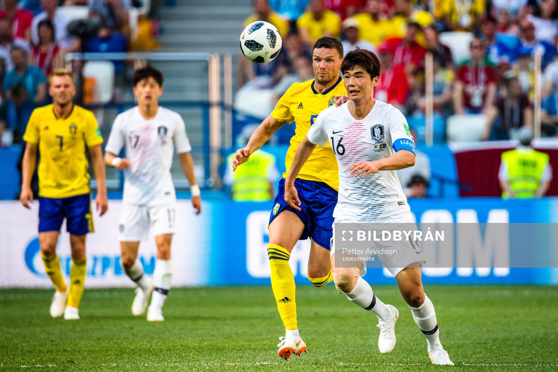 Marcus Berg of Sweden and Sungyueng Ki of South Korea