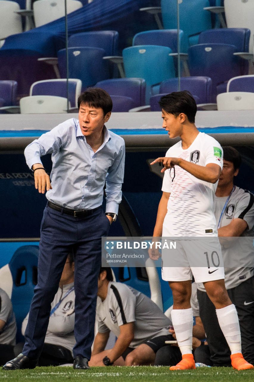 Head coach Shin Tae-Yong and Seungwoo Lee of South