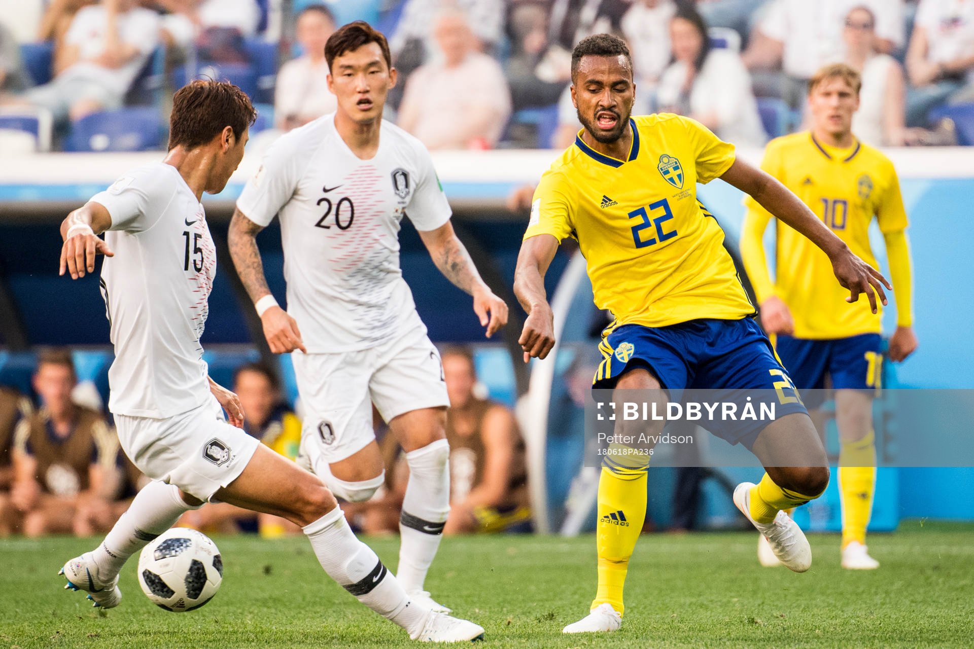 Isaac Kiese Thelin of Sweden and Wooyoung Jung of South