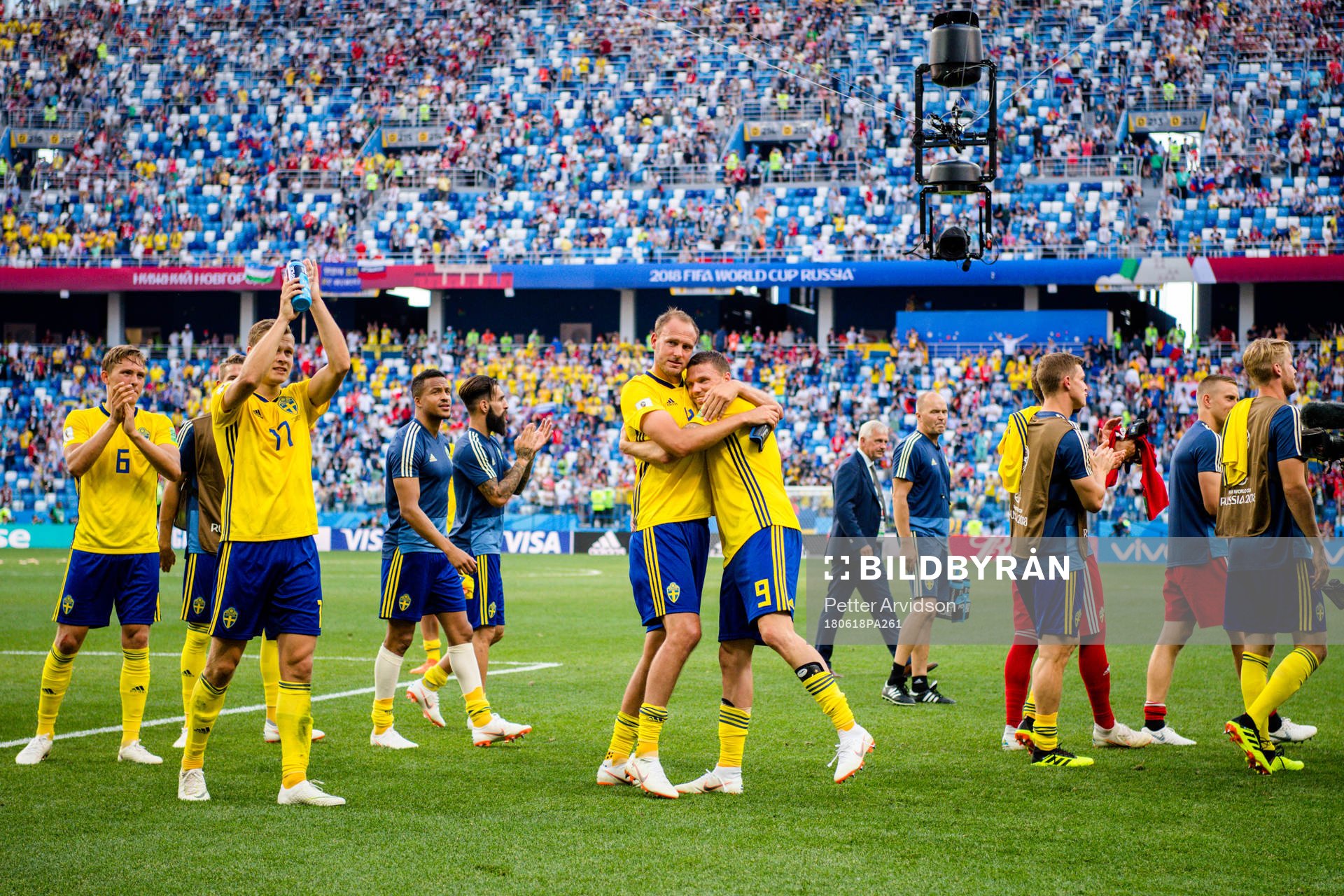 Sveriges Andreas Granqvist och Marcus Berg jublar under fotbollsmatchen mellan Sverige och Sydkoreaden 18 juni, 2018 i Nizhny Novgorod.