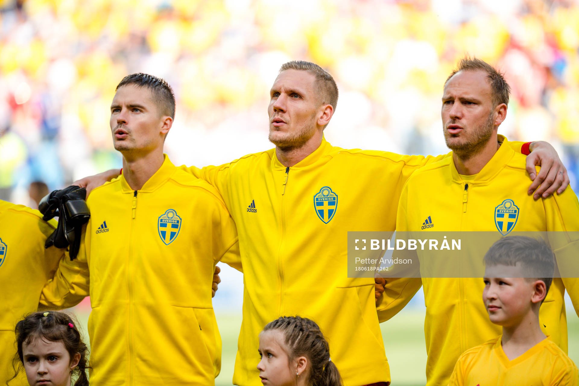 Sveriges Mikael Lustig, målvakt Robin Olsen and Andreas