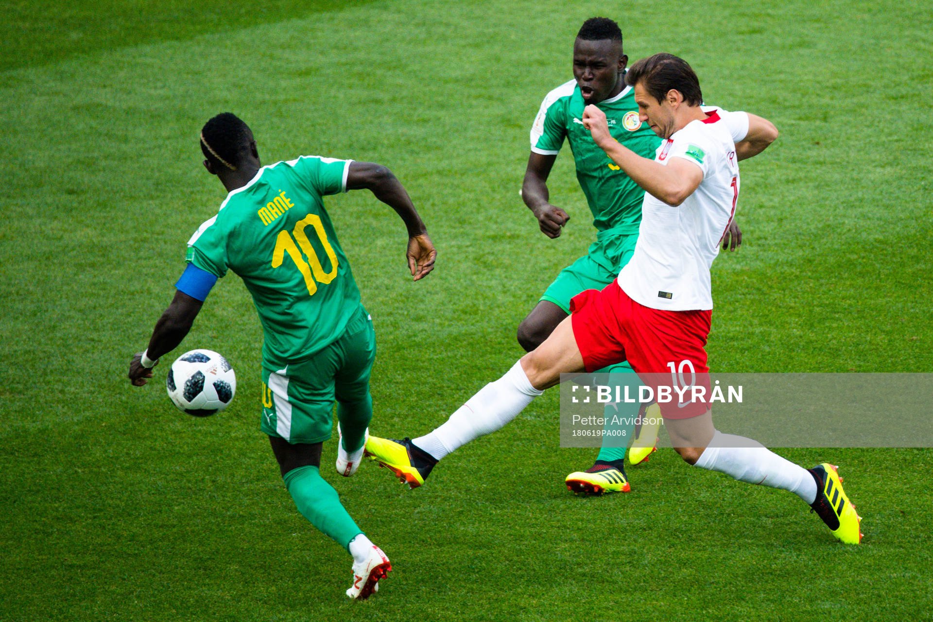 Grzegorz Krychowiak Grzegorz Krychowiak and Sadio Mane of