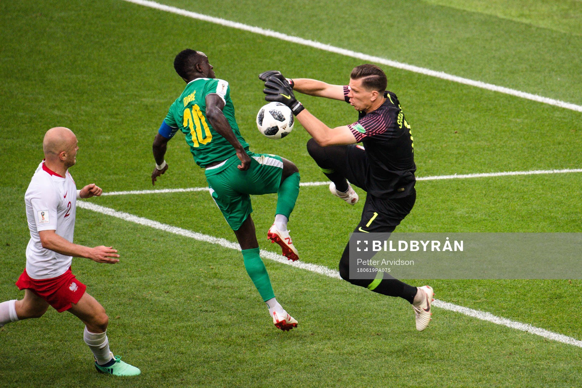 Sadio Mane of Senegal and goalkeeper Wojciech Szczesny of