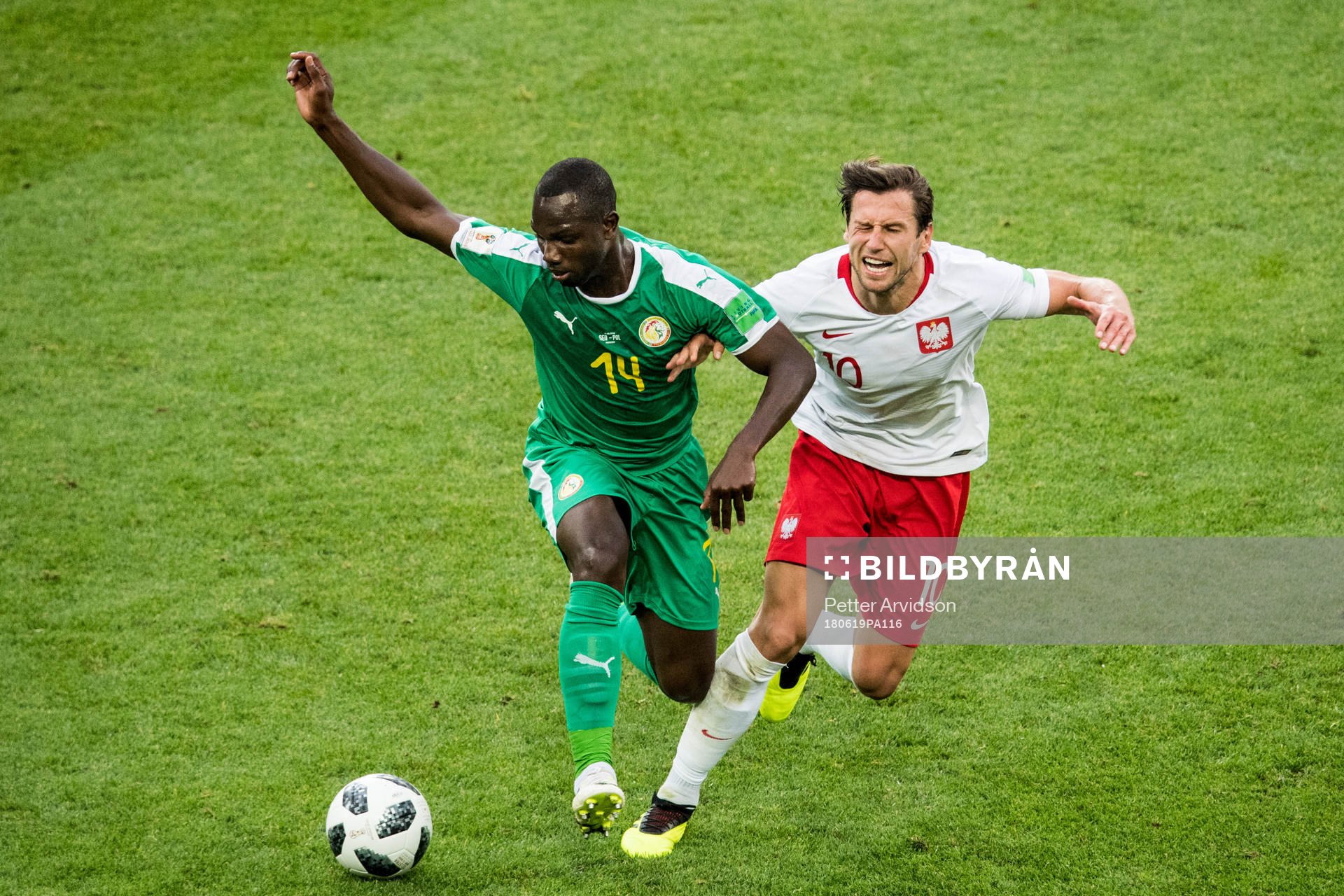 Moussa Konate of Senegal and Grzegorz Krychowiak of Poland