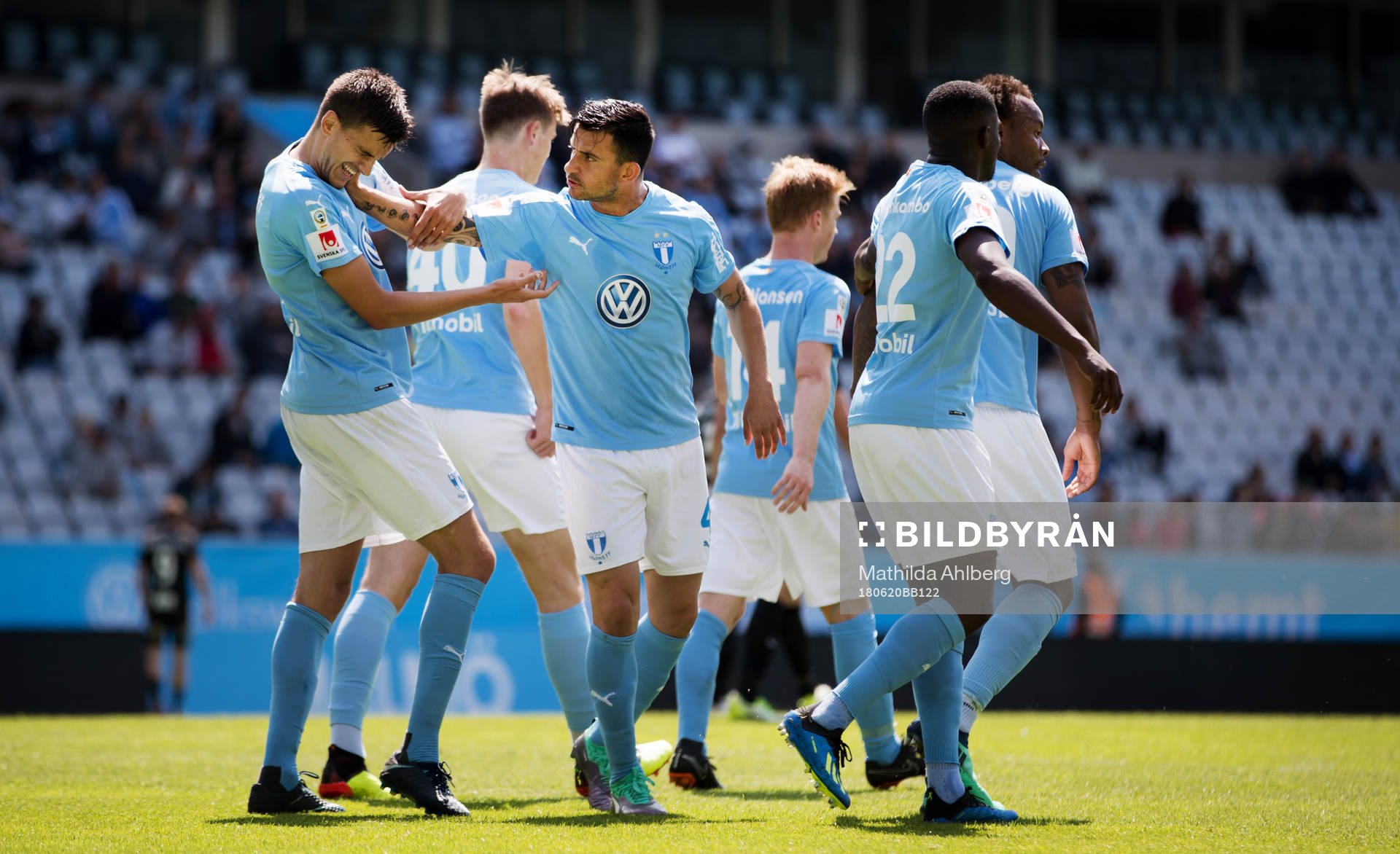 Malmö FFs Alexander Jeremejeff jublar med Behrang Safari