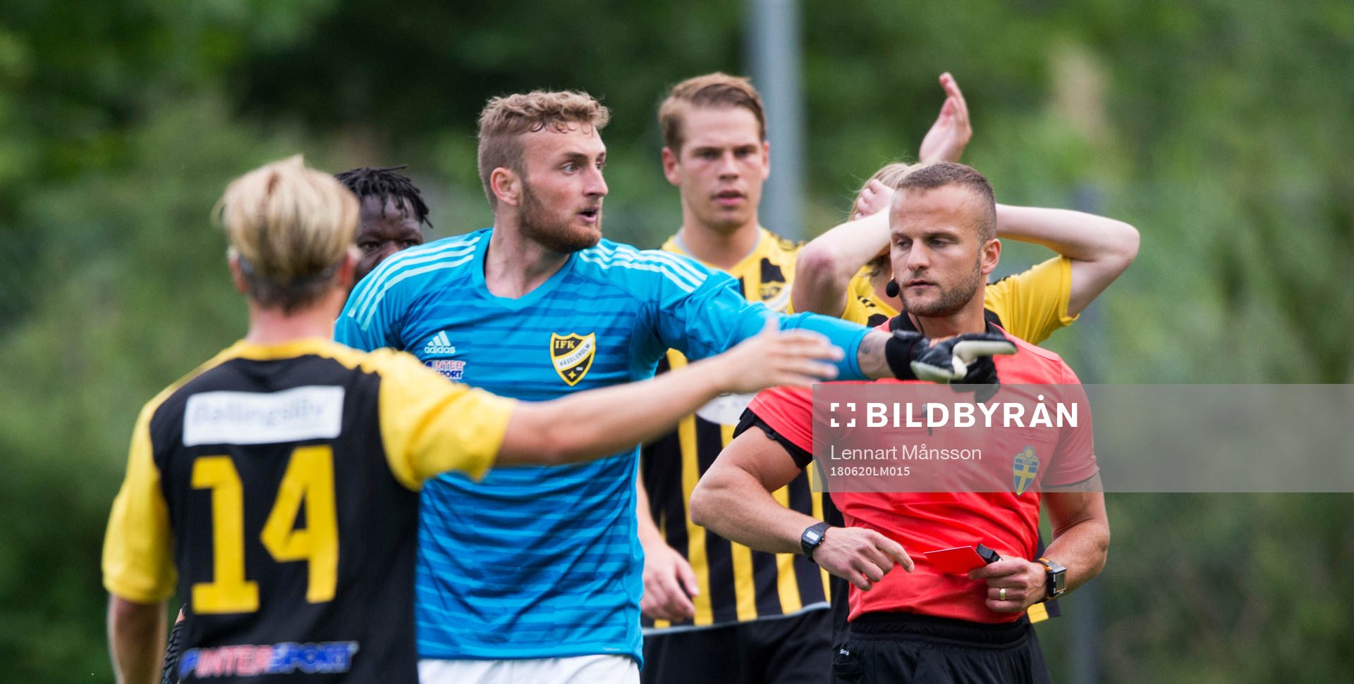 IFK Hässleholms målvakt Alexander Nilsson blir utvisad i