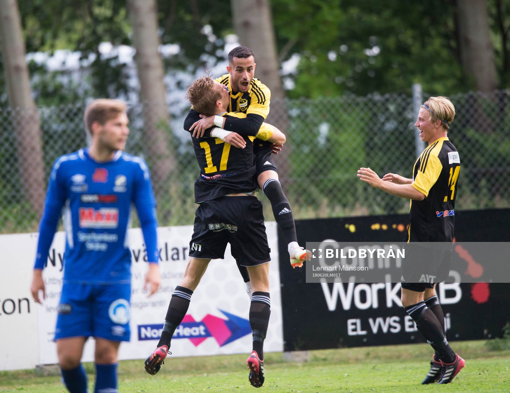 IFK Hässleholms Muhamed Hamdan har gjort mål och grattas