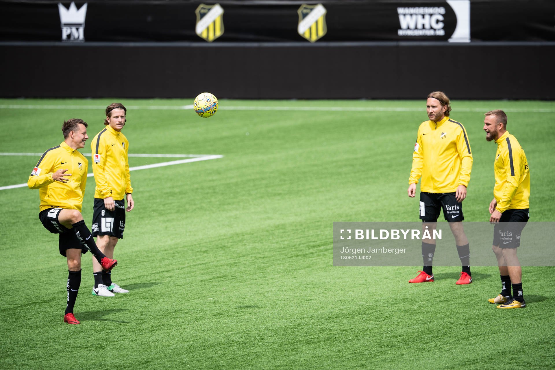 Häckens spelare värmer upp innan träningsmatchen i