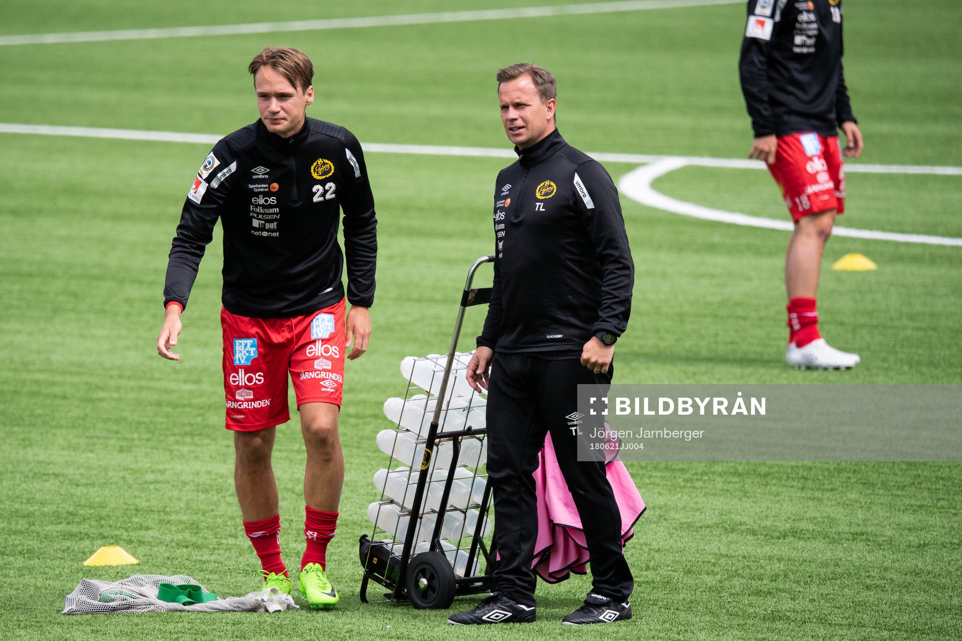 Elfsborgs Viktor Prodell och assisterande tränare Tobias Linderoth under uppvärmningen innan träningsmatchen i fotboll mellan de Allsvenska lagen Häcken och Elfsborg den 21 juni 2018 i Göteborg.