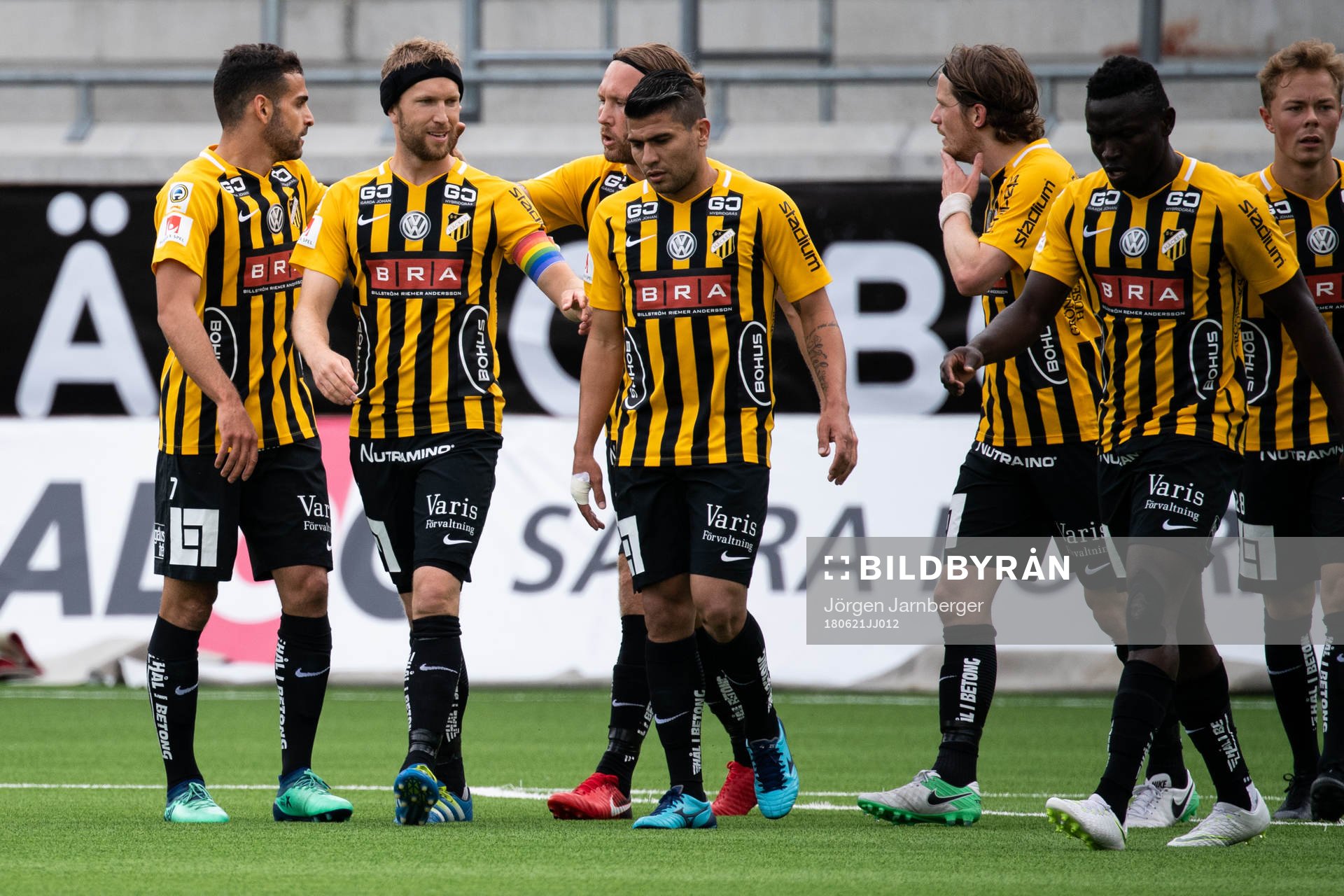 Häckens Mervan Celik (vänster i bild) klappas om av