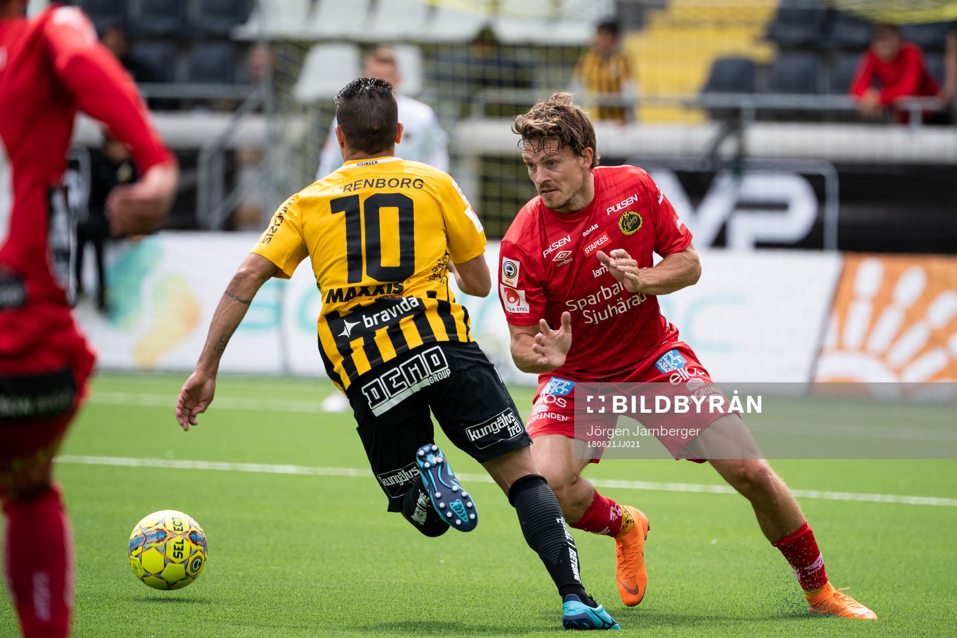 Elfsborgs Jörgen Horn och Häckens Paulinho (rygg mot