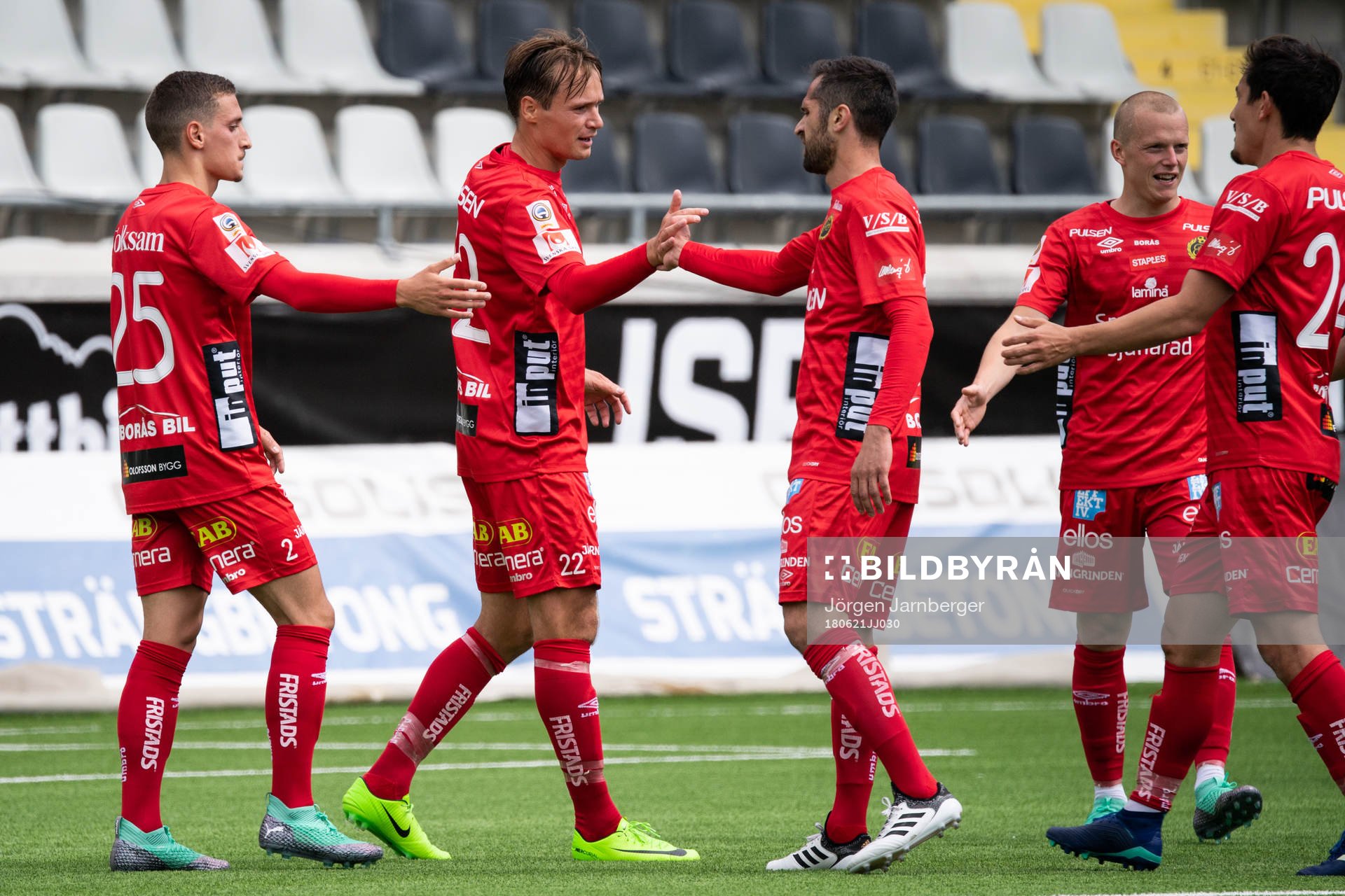 Elfsborgs Viktor Prodell klappas om av Arian Kabashi och