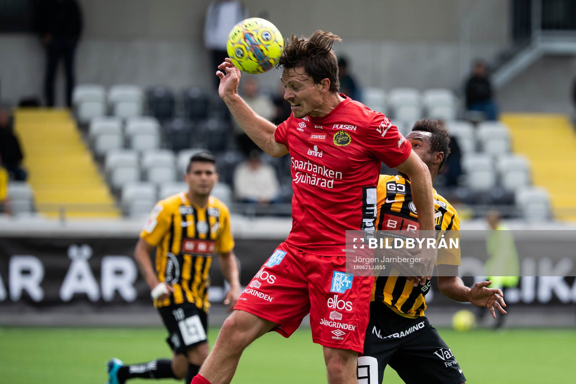 Elfsborgs Jörgen Horn i kamp med Häckens Nasiru Mohammed (skymd) under träningsmatchen i fotboll mellan de Allsvenska lagen Häcken och Elfsborg den 21 juni 2018 i Göteborg.