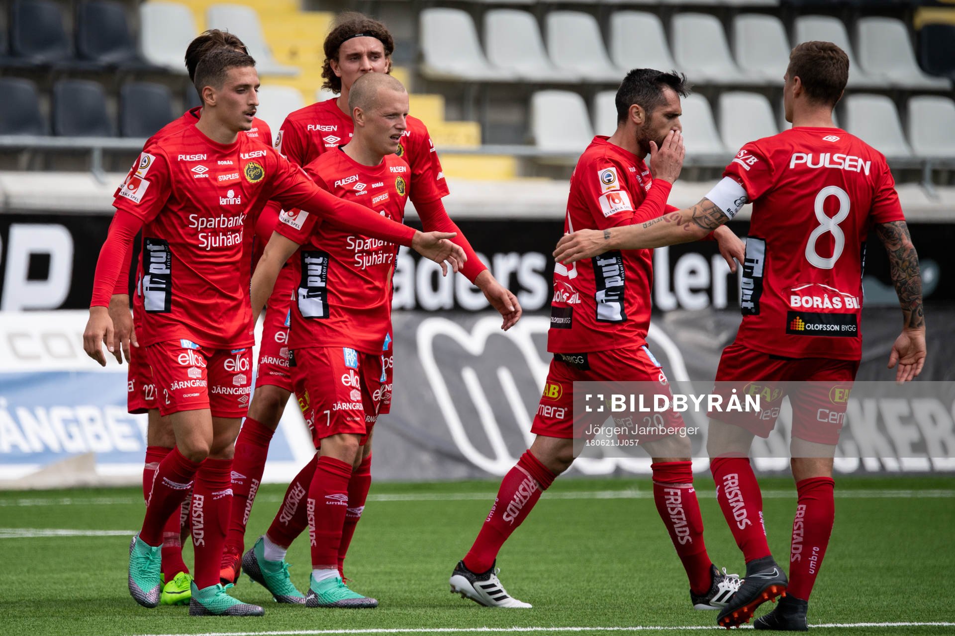 Elfsborgs spelarna jublar efter 1-1 av Viktor Prodell (skymd) under träningsmatchen i fotboll mellan de Allsvenska lagen Häcken och Elfsborg den 21 juni 2018 i Göteborg.