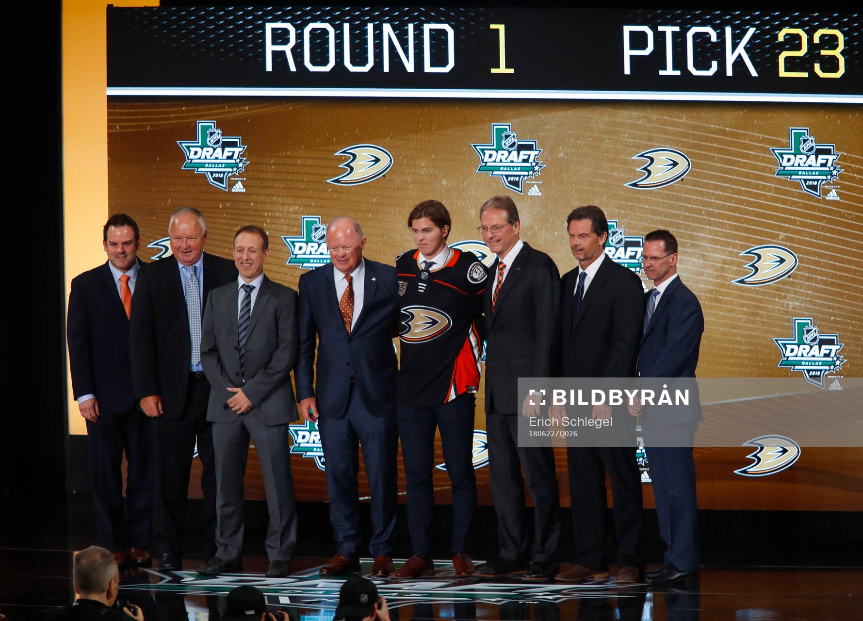 Isac Lundestrom of Sweden poses with team representatives