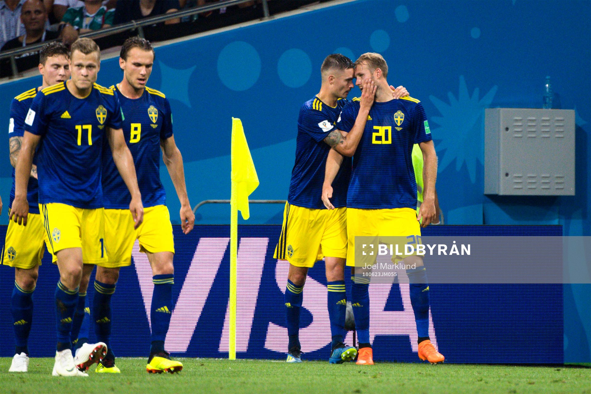 Mikael Lustig och Ola Toivonen jublar