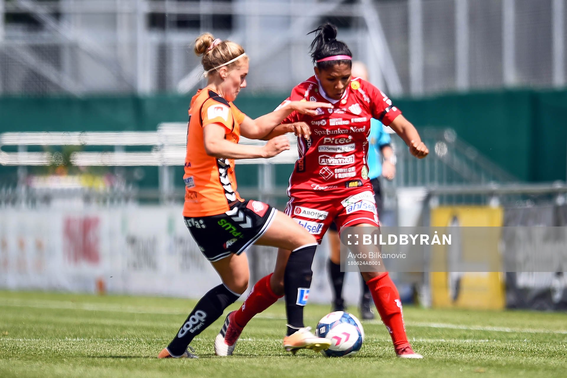 Kristianstads Hanna Sandström och Piteås Madelen Janogy under fotbollsmatchen i Damallsvenskan mellan Kristianstad och Piteå den 24 juni 2018 i Kristianstad.