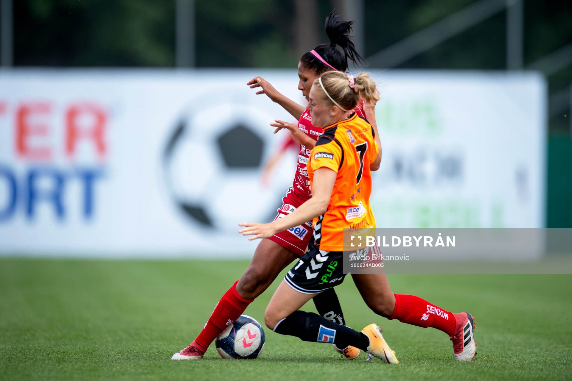 Kristianstads Hanna Sandström och Piteås Madelen Janogy under fotbollsmatchen i Damallsvenskan mellan Kristianstad och Piteå den 24 juni 2018 i Kristianstad.