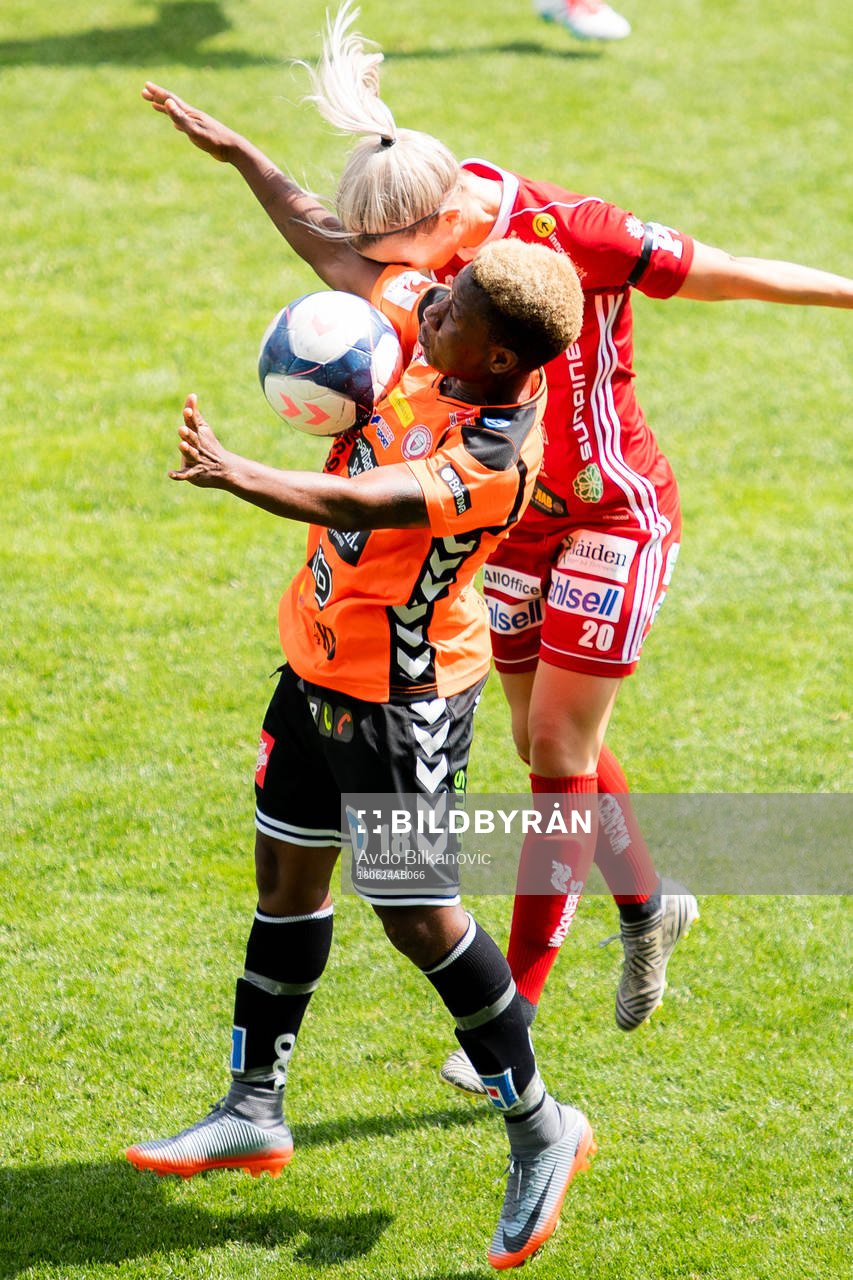 Kristianstads Rita Chikwelu och Piteås +Emelie Lövgren i