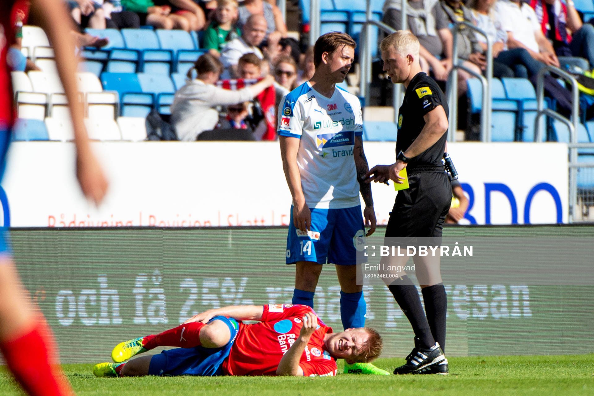 Värnamos Alexander Achinoti Jönsson får en varning av domare Adam Ladebäck efter en tackling på Helsingborgs Andreas Landgren under fotbollsmatchen i Superettan mellan Helsingborg och Värnamo den 24 juni 2018 i Helsingborg.