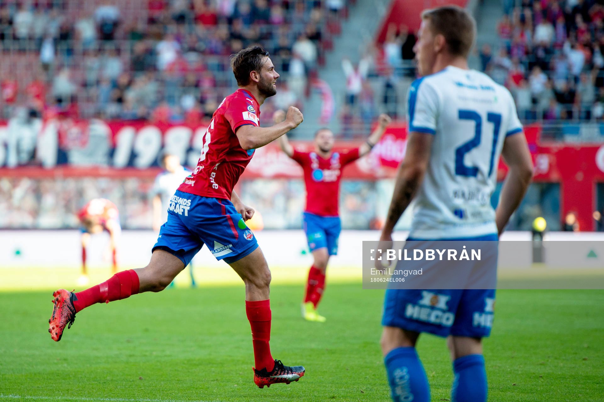Helsingborgs Mikael Dahlberg jublar men målet blir