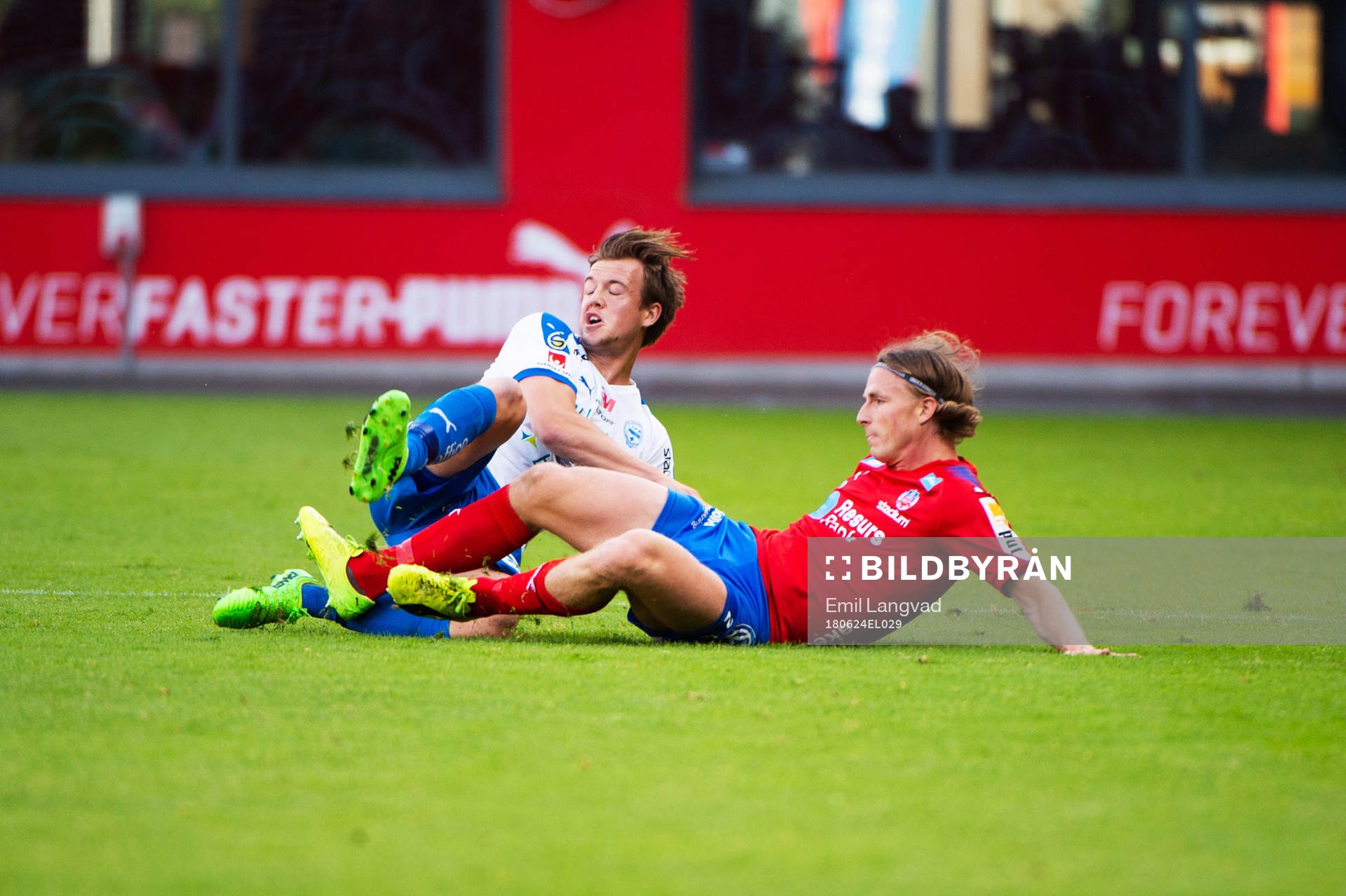 Värnamos Alexander Achinoti Jönsson och Helsingborgs Carl Johansson under fotbollsmatchen i Superettan mellan Helsingborg och Värnamo den 24 juni 2018 i Helsingborg.