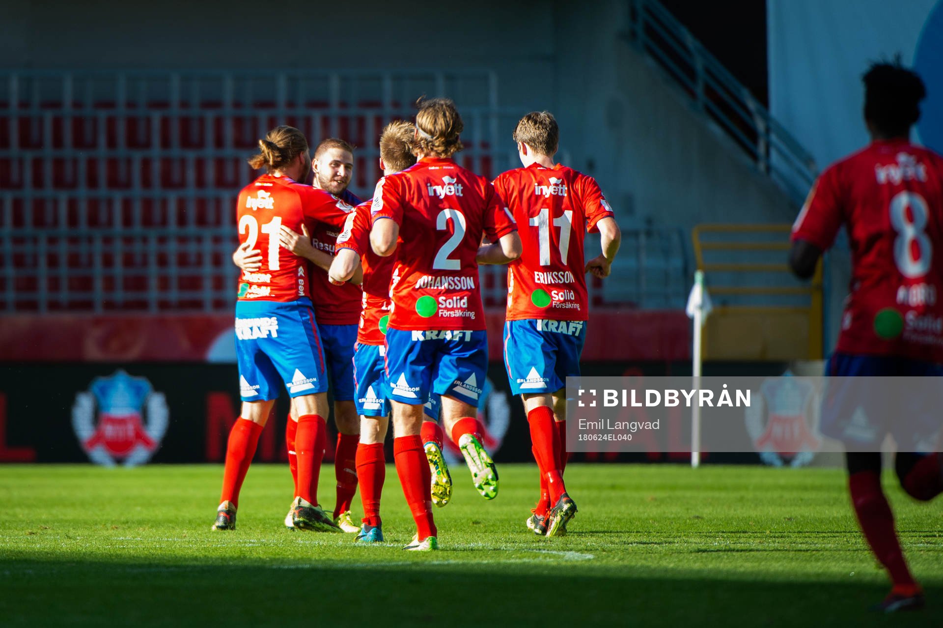Helsingborgs Darijan Bojanic blir omfamnad av sina