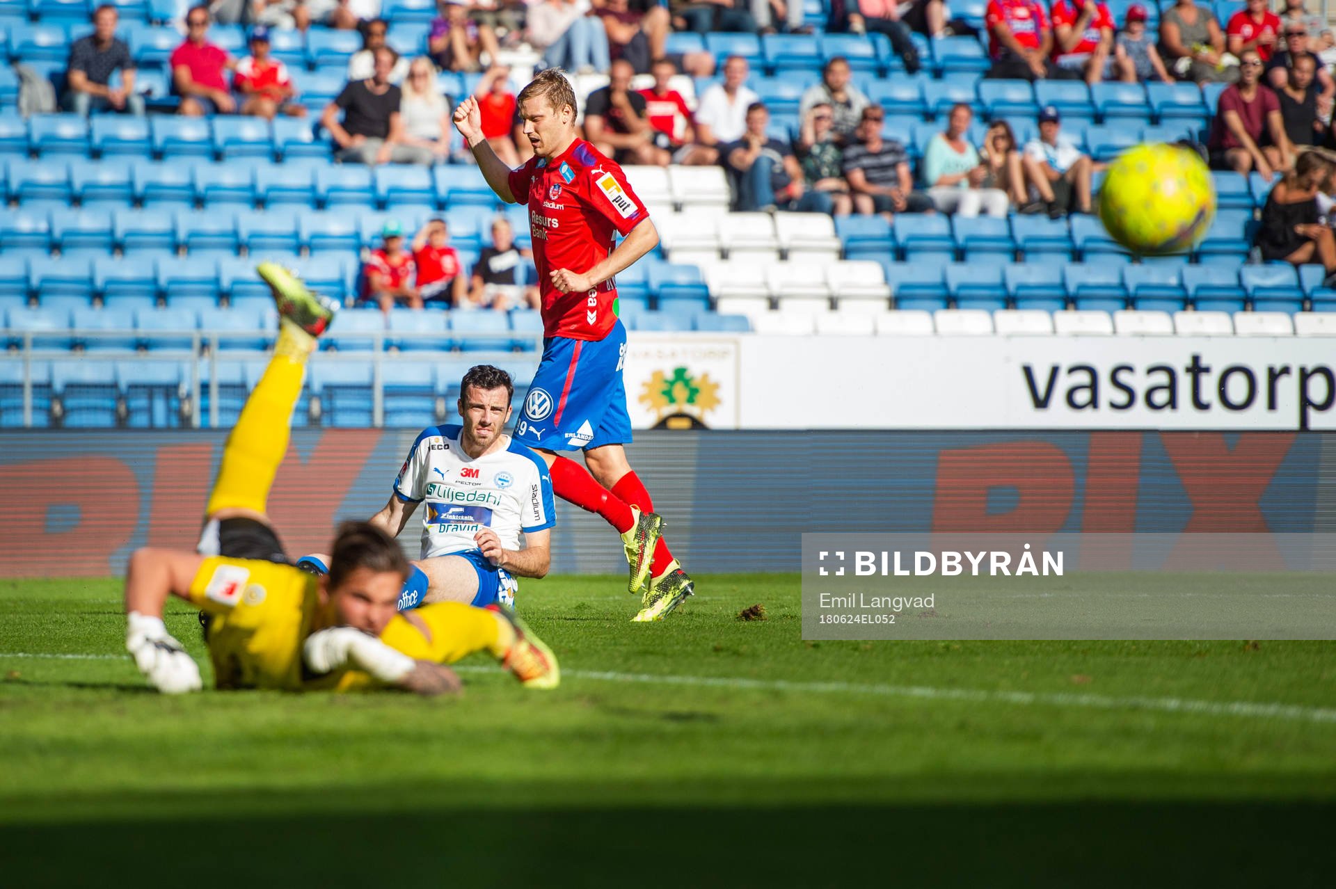 Värnamos målvakt Filip Ericsson räddar skott från