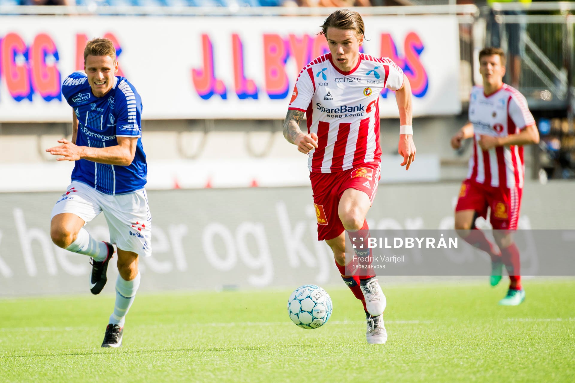 Kristoffer Zachariassen of Sarpsborg 08 and Robert Taylor