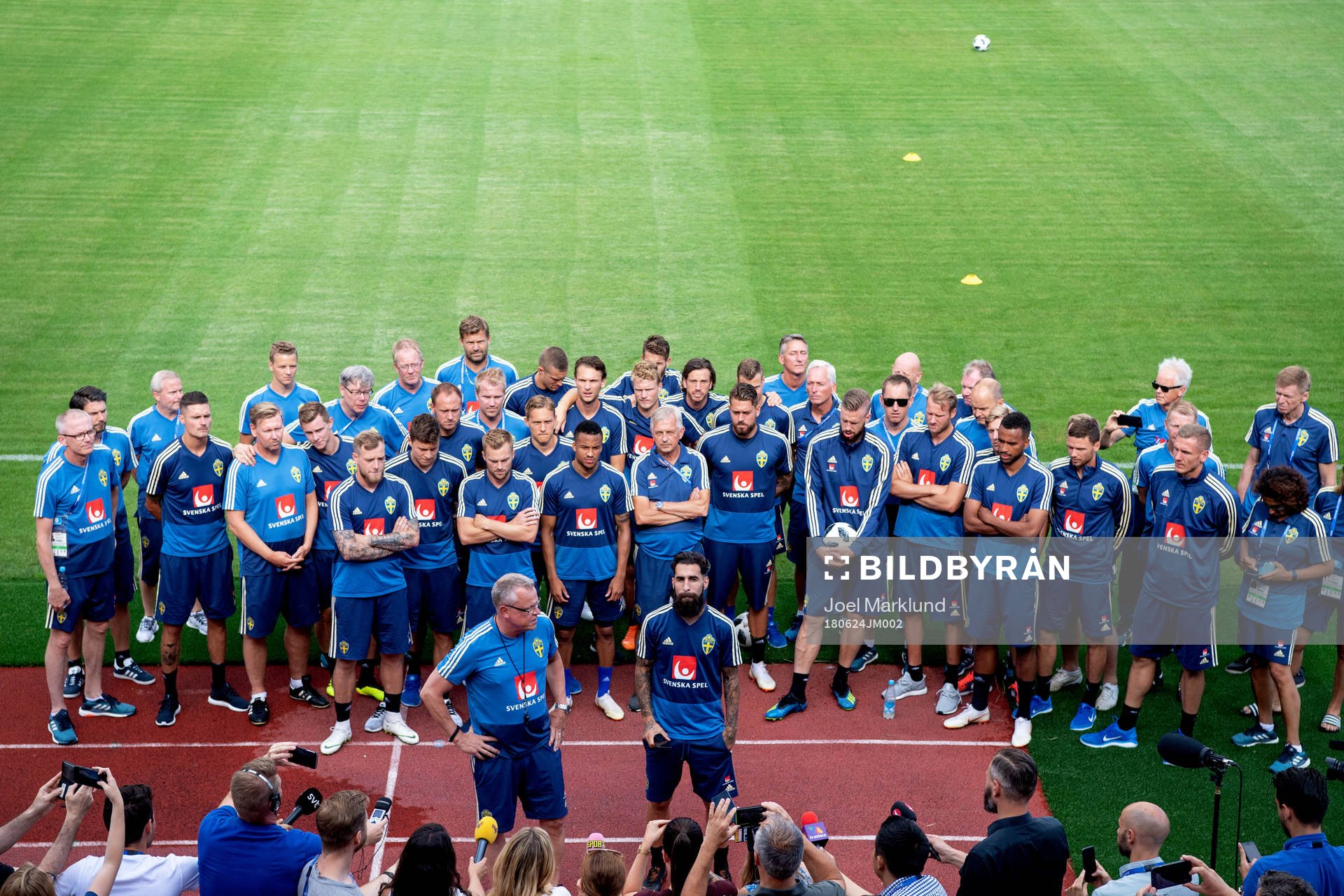 head coach Janne Andersson and Jimmy Durmaz of the Swedish