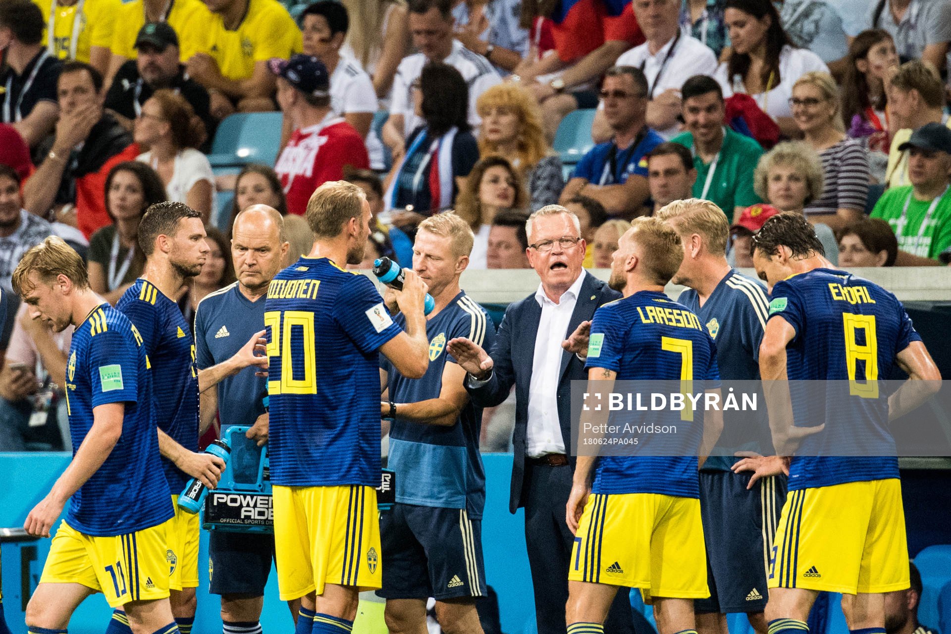 Head coach Janne Andersson of Sweden talks with the players
