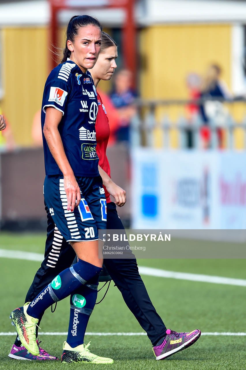 Linköpings Anna Oskarsson lämnar planen