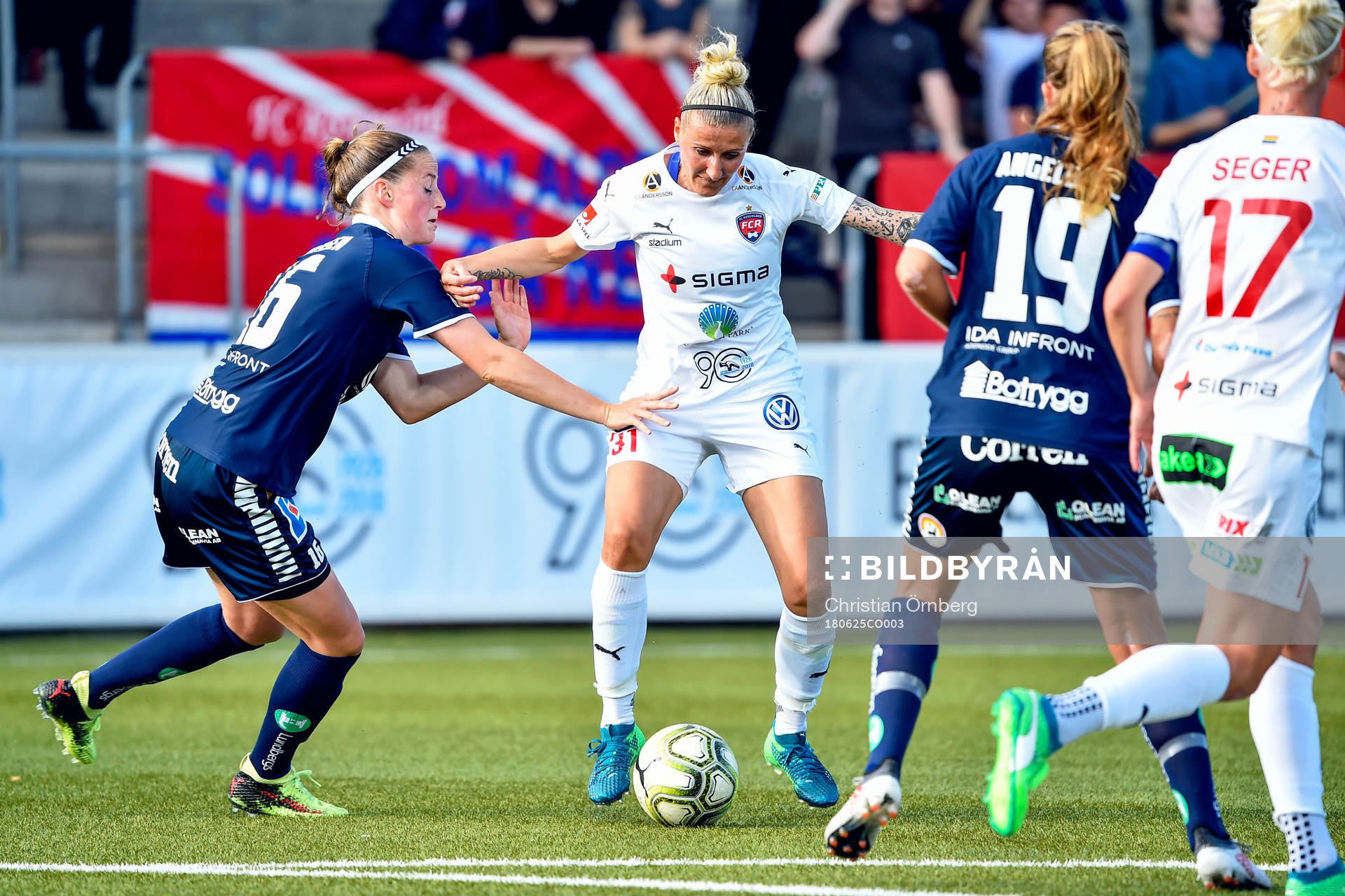 Linköpings Nicoline Sørensen och Filippa Angeldal och Rosengårds Anja Mittag under fotbollsmatchen i Damallsvenskan mellan Rosengård och Linköping den 25 juni 2018 i Malmö.