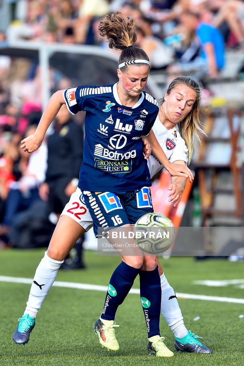 Linköpings Nicoline Sørensen och Rosengårds Fiona Brown under fotbollsmatchen i Damallsvenskan mellan Rosengård och Linköping den 25 juni 2018 i Malmö.
